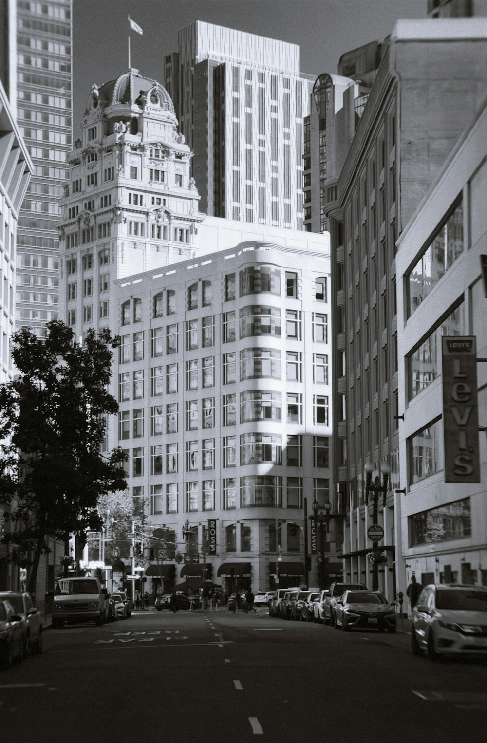 a black and white photo of a city street