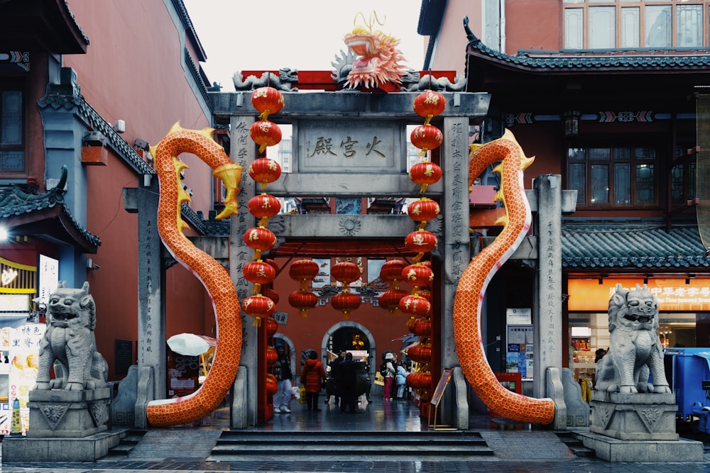 Una puerta china con decoraciones naranjas