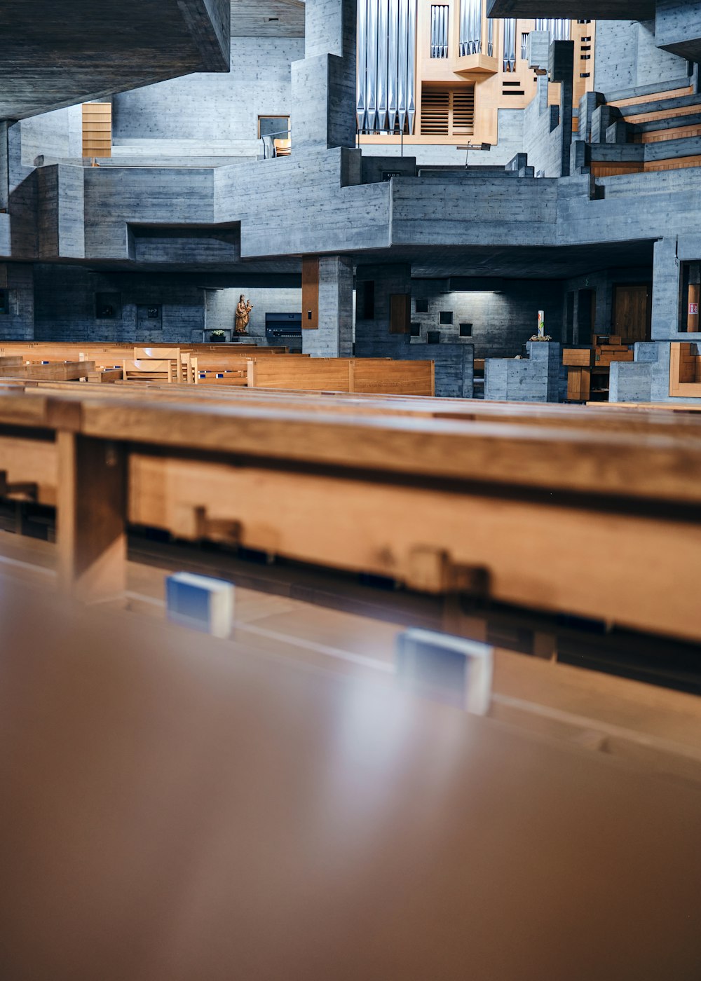 Une vue d’une église depuis les bancs