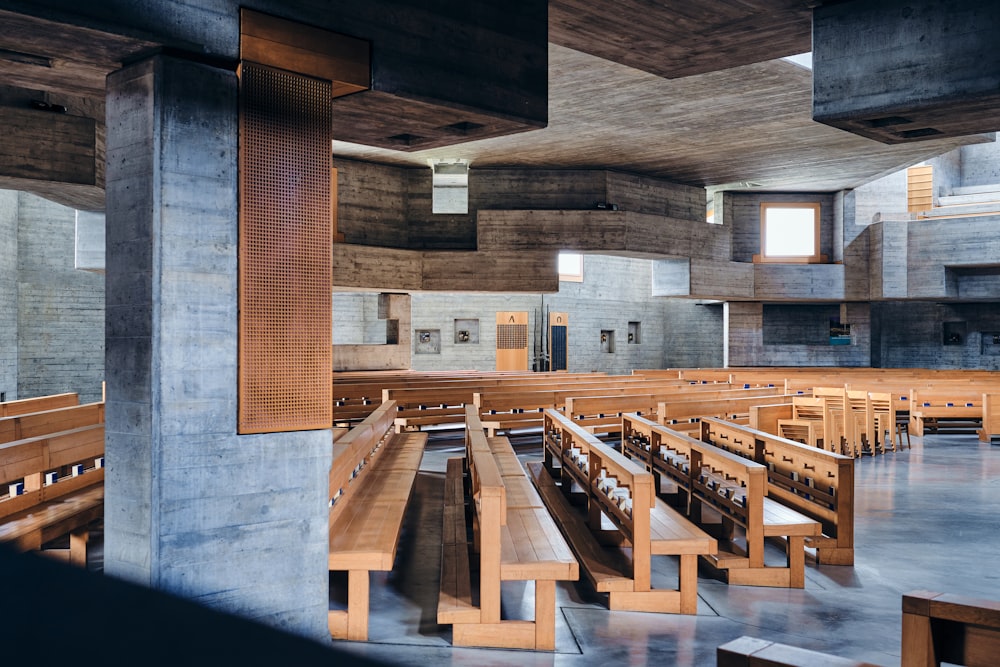 uma grande igreja vazia com bancos de madeira