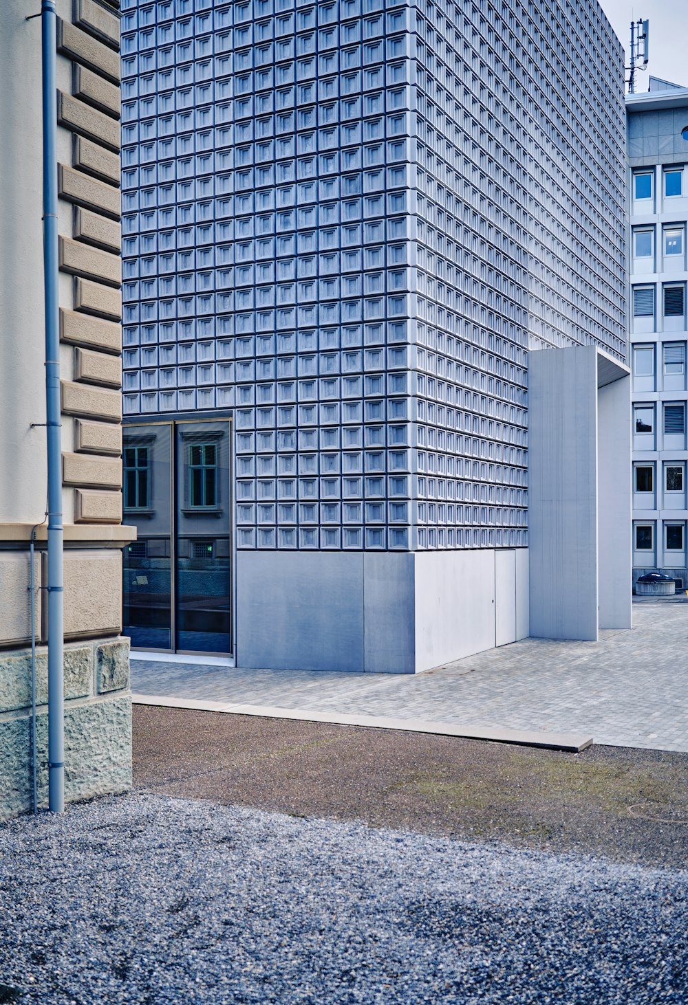 un bâtiment qui a beaucoup de fenêtres