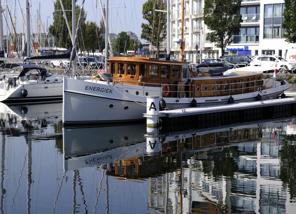 quelques bateaux qui sont assis dans l’eau