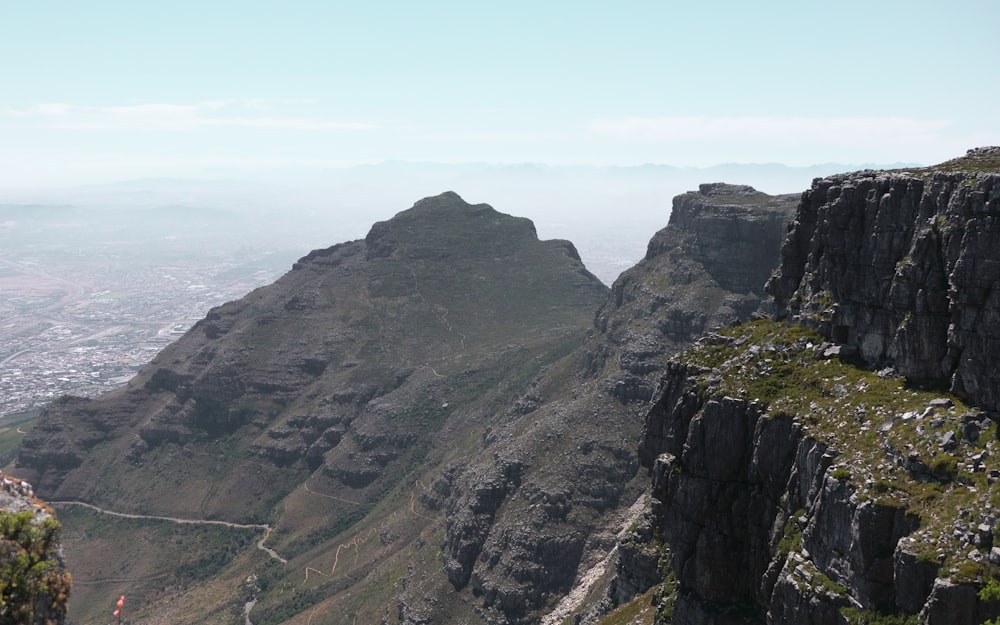 une vue d’une montagne traversée par une route