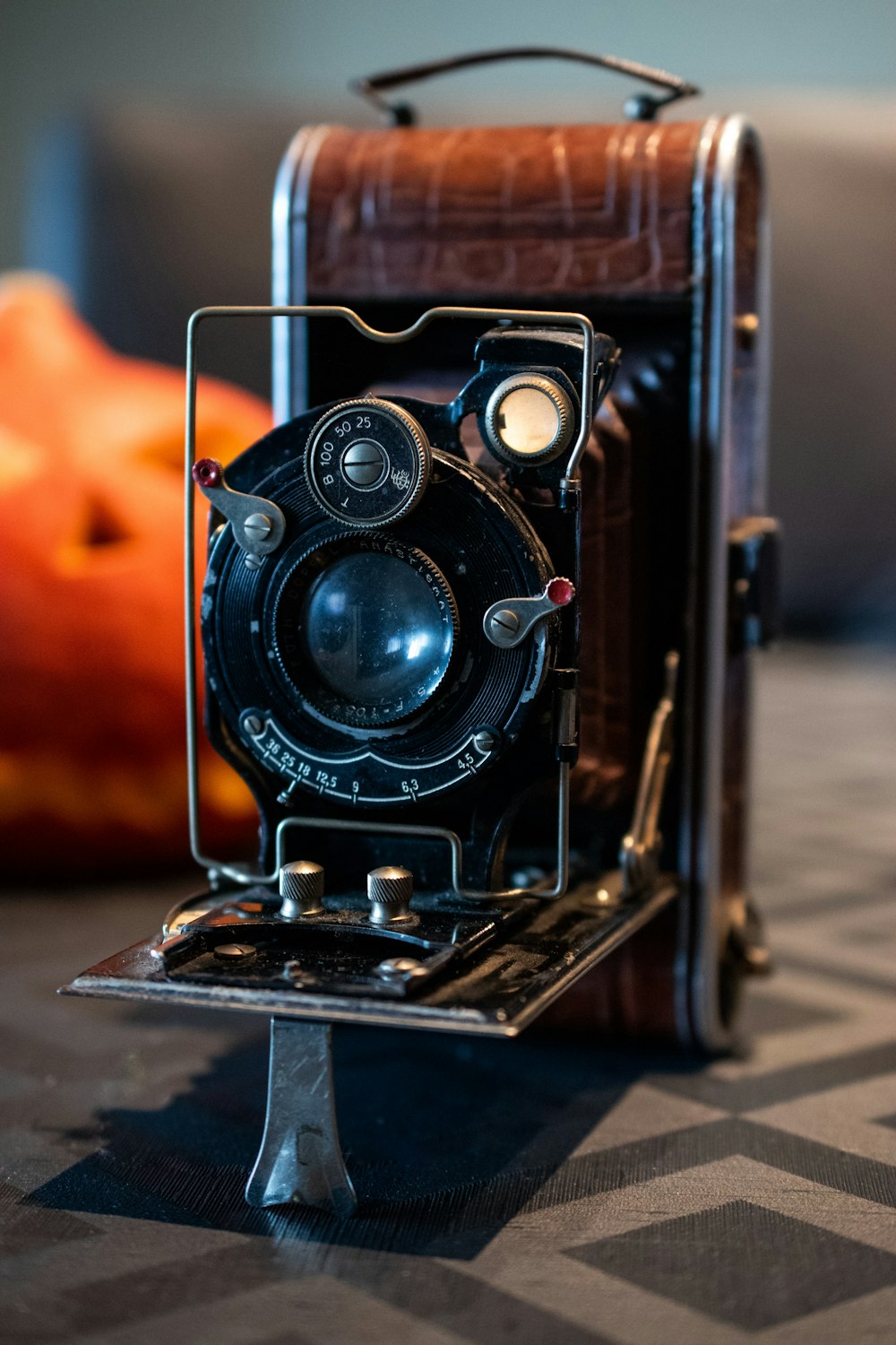 an old fashioned camera sitting on top of a table