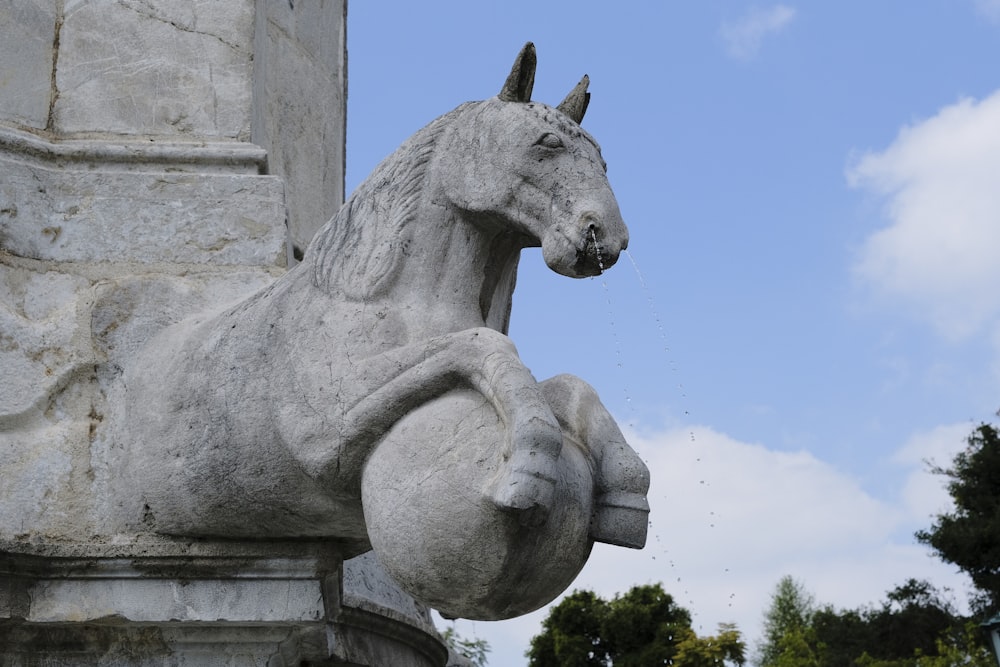 eine Statue eines Pferdes an der Seite eines Gebäudes