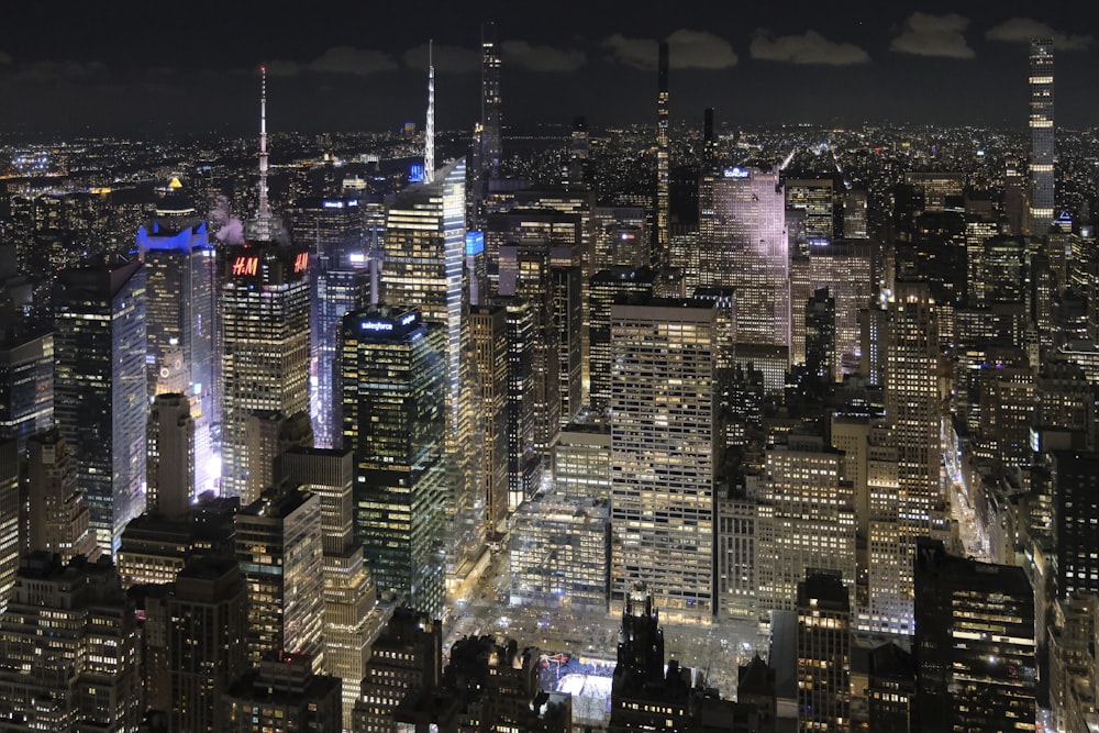 Blick auf eine Stadt bei Nacht von der Spitze eines Wolkenkratzers