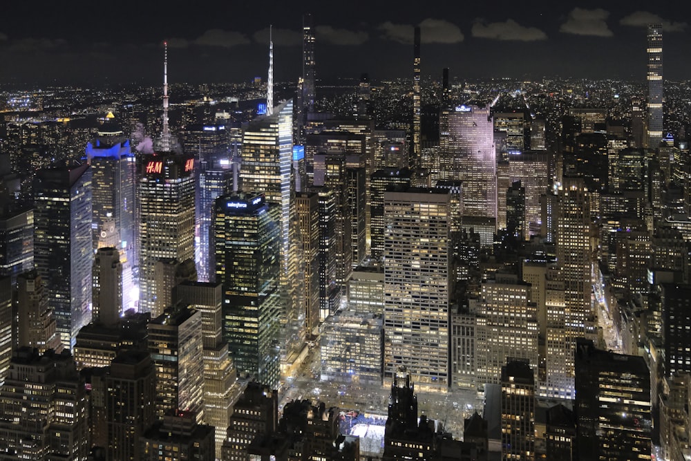 une vue d’une ville la nuit du haut d’un gratte-ciel