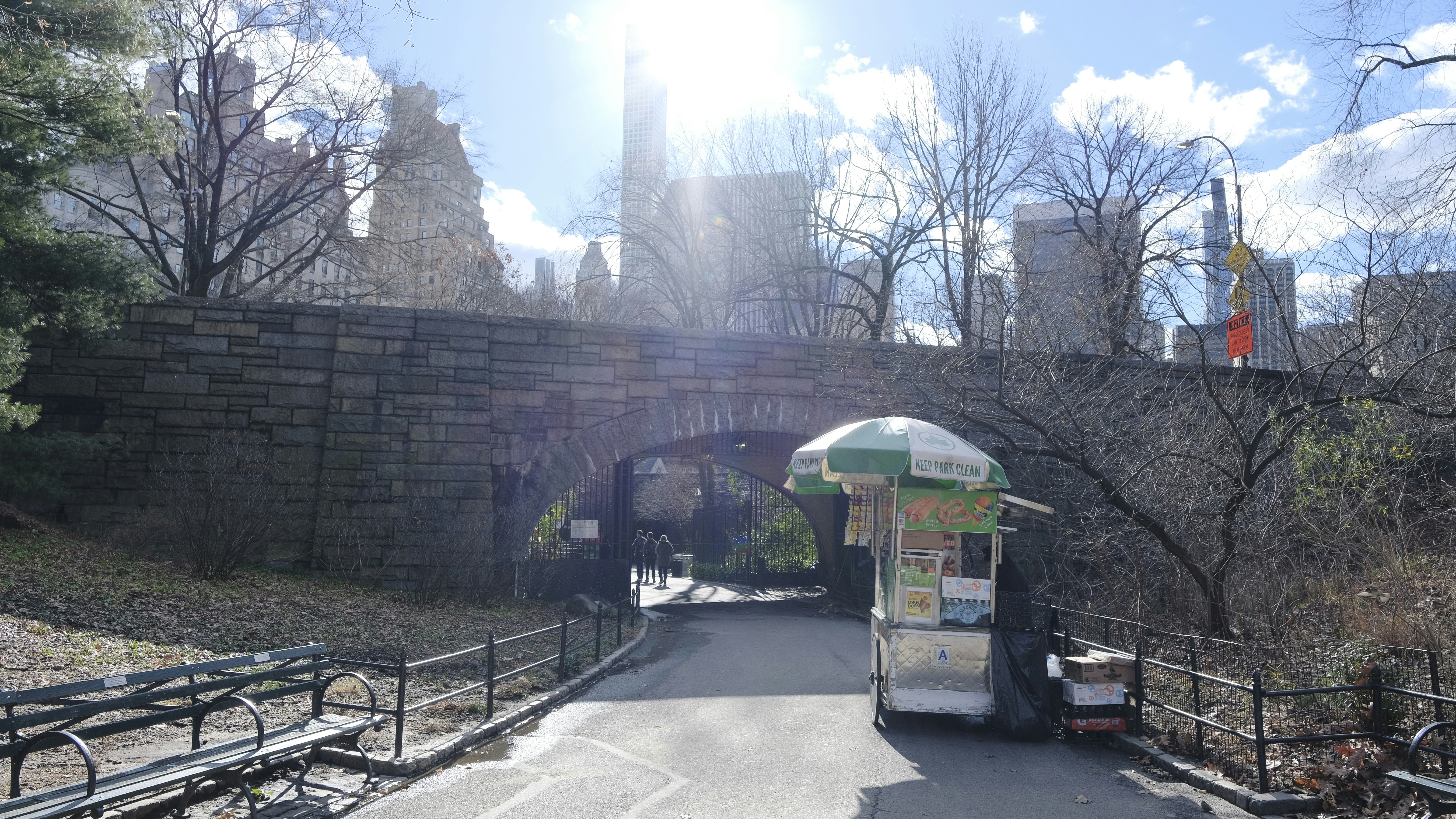Un autobús que circula por una calle junto a un puente