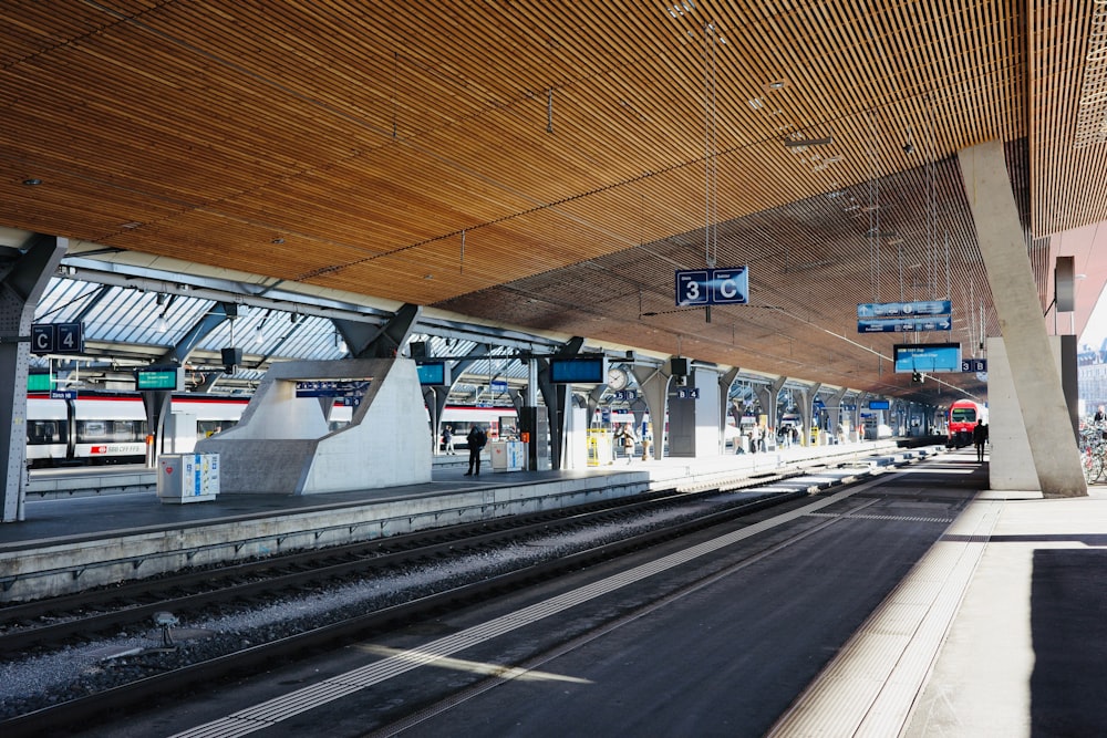 una stazione ferroviaria con un treno sui binari