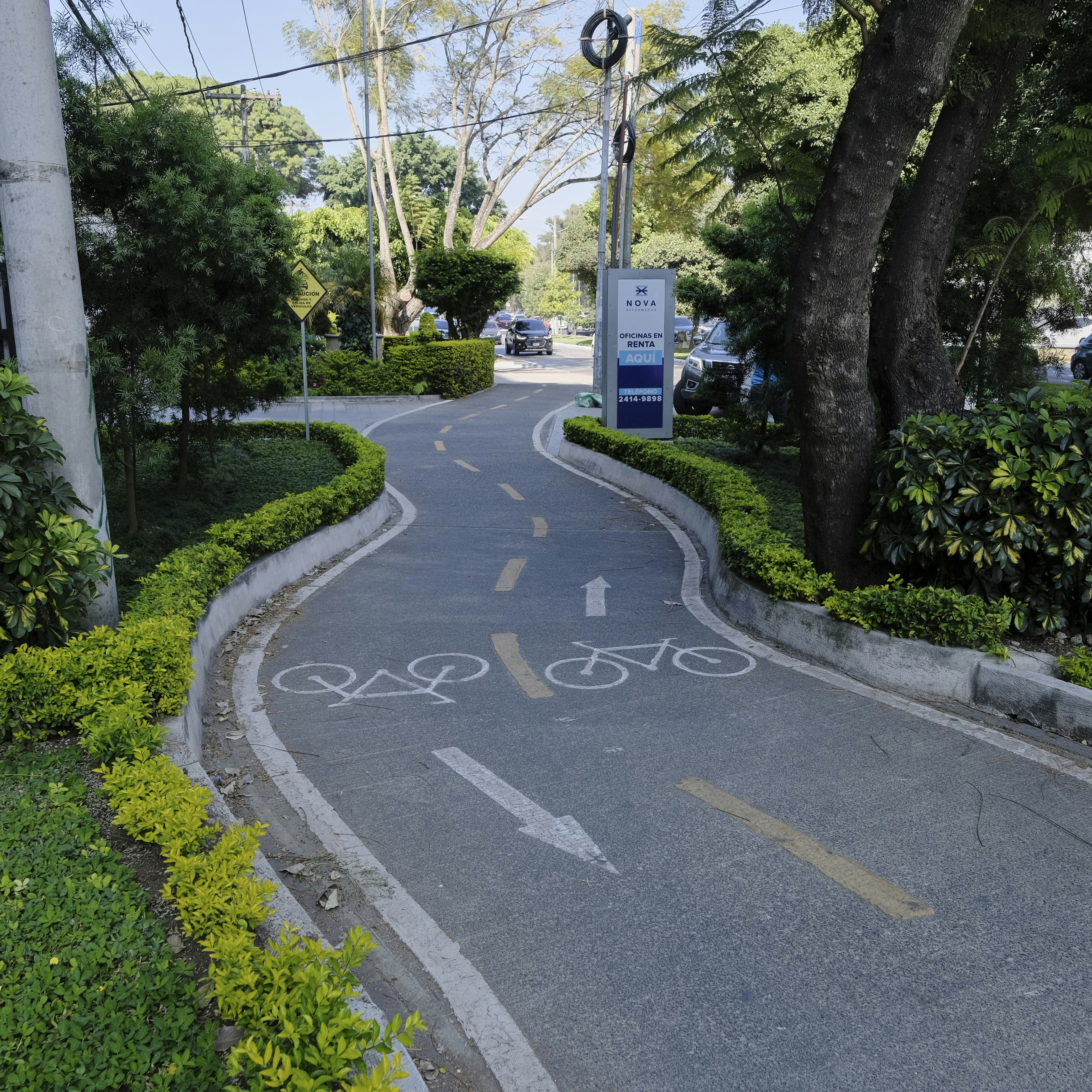 un carril bici con un cartel en el lateral
