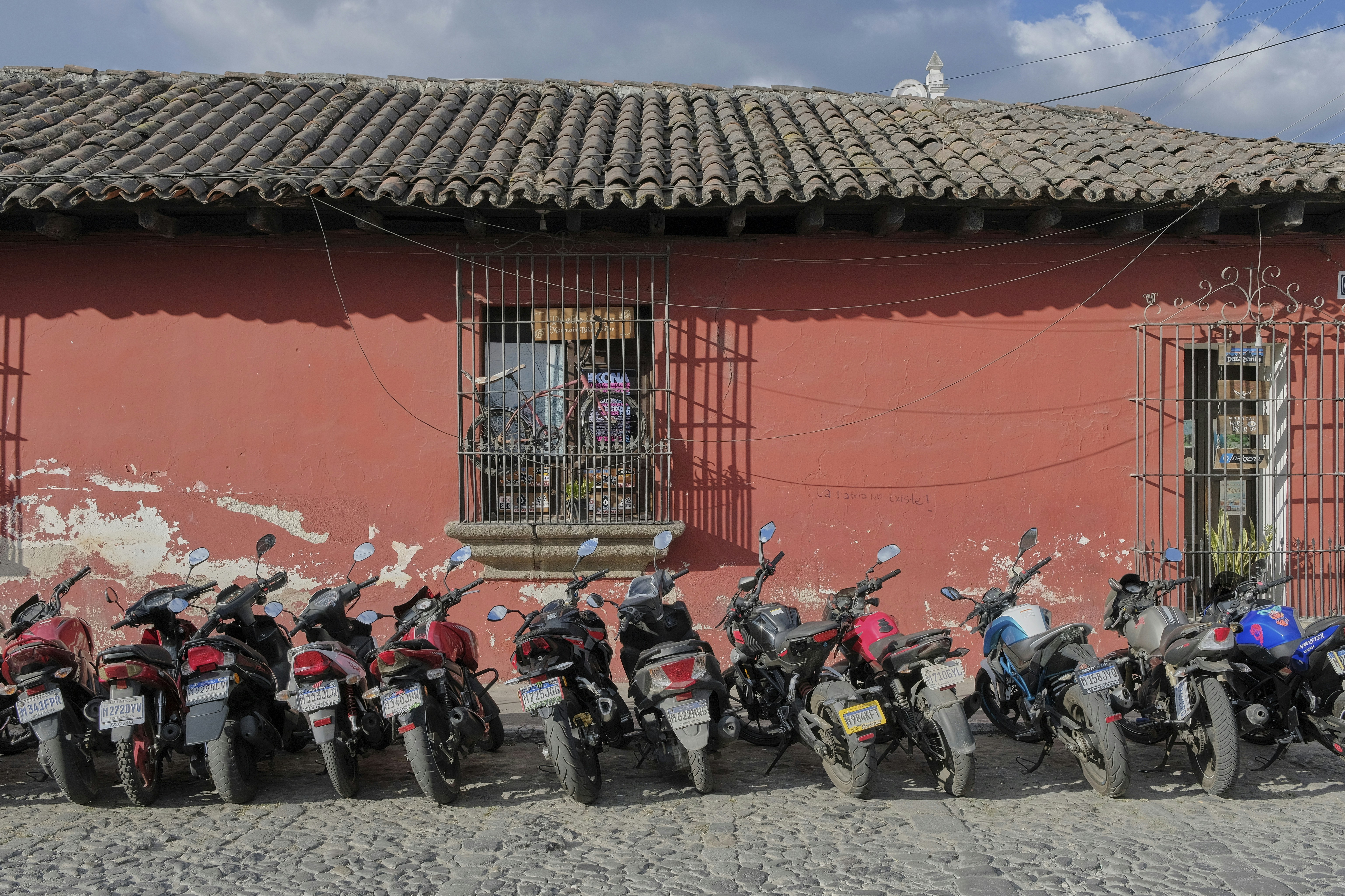 Un grupo de motocicletas estacionadas frente a un edificio