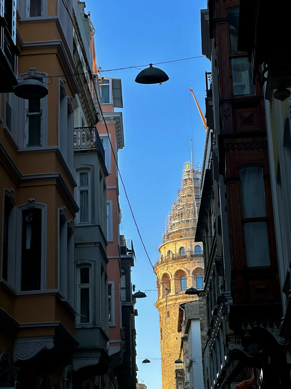 uma vista de uma rua com um edifício ao fundo
