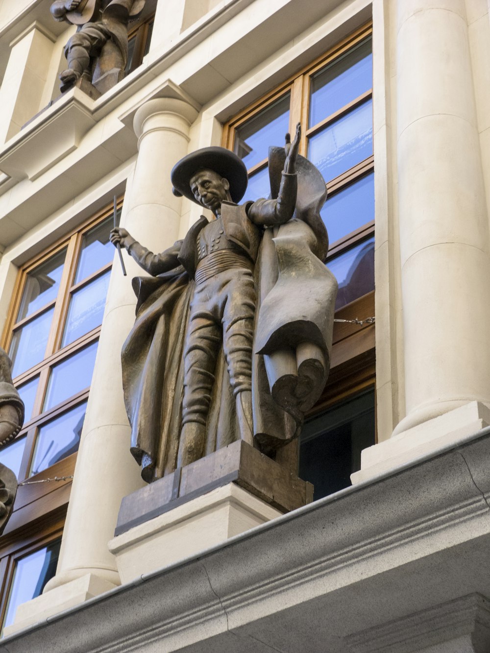 Die Statue eines Mannes mit Hut und Stock