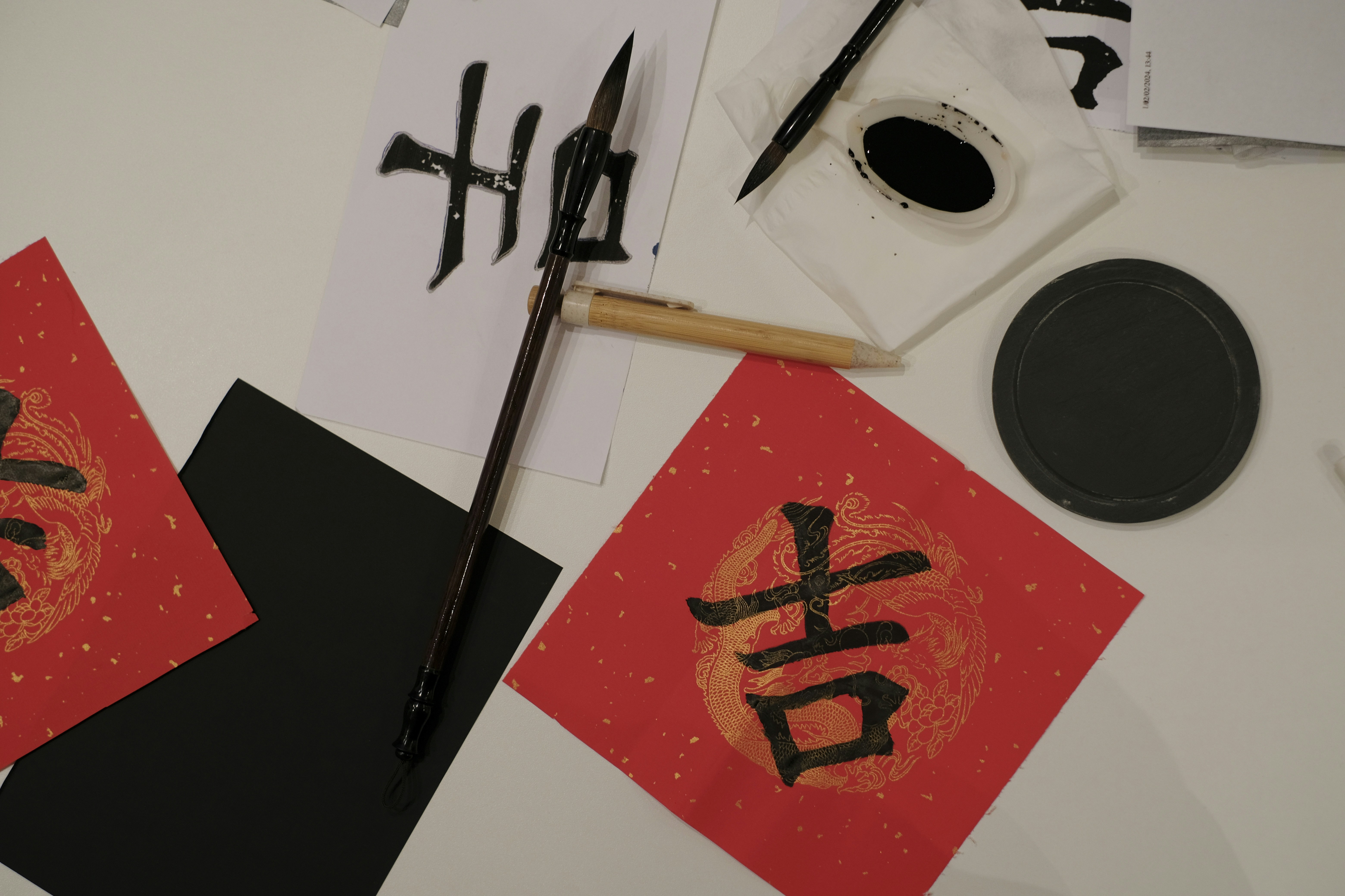 un par de cartas que están sobre una mesa