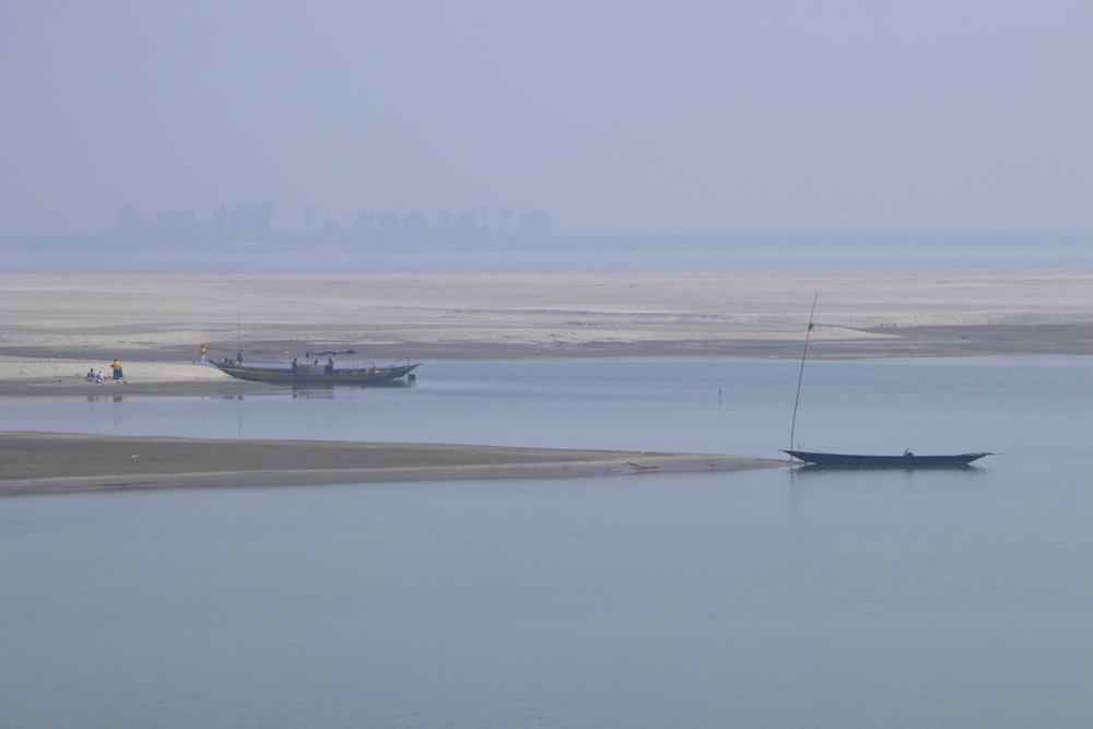 ein Boot auf einem Gewässer mit einer Stadt im Hintergrund