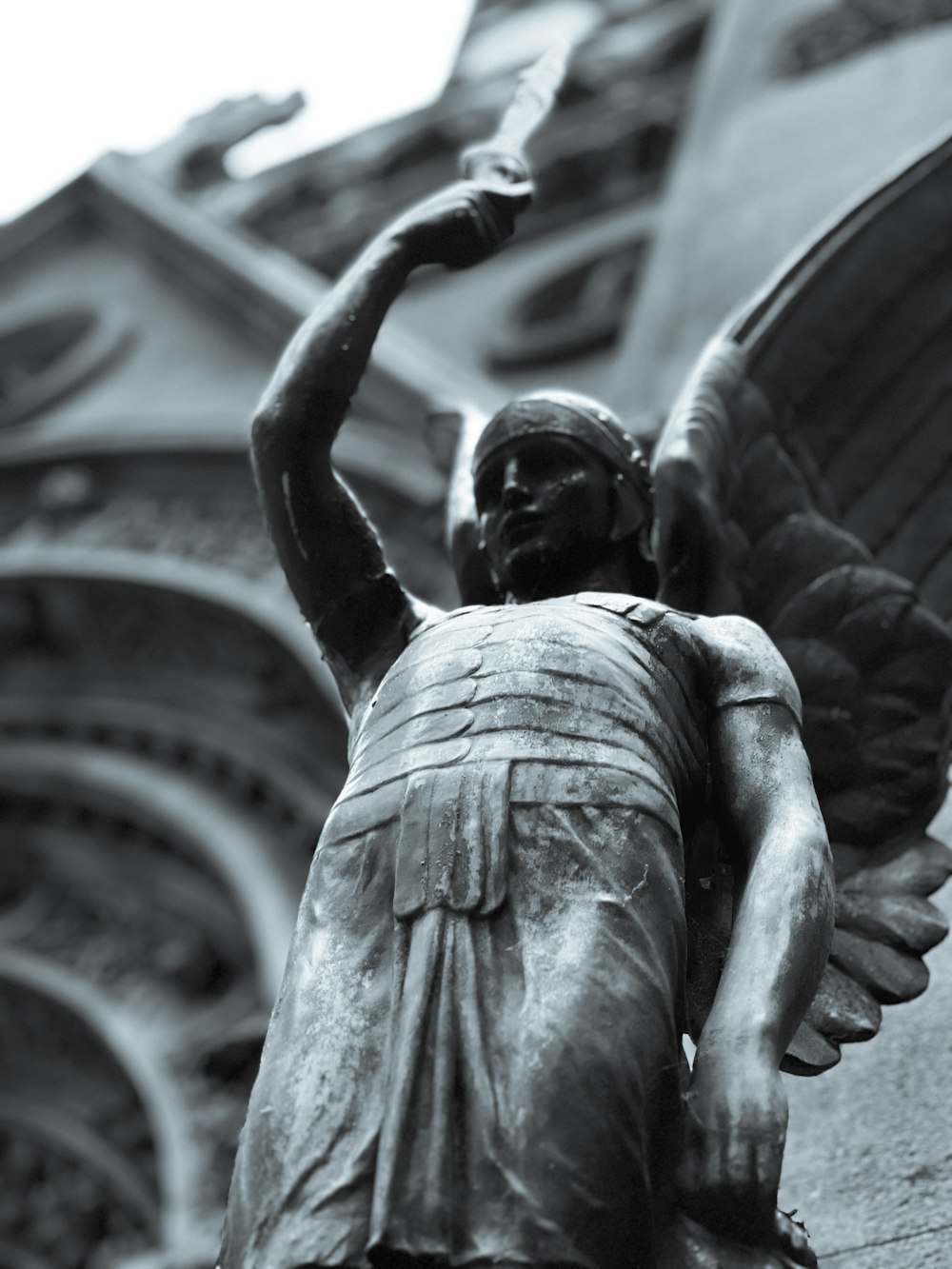 Una foto en blanco y negro de una estatua de un ángel