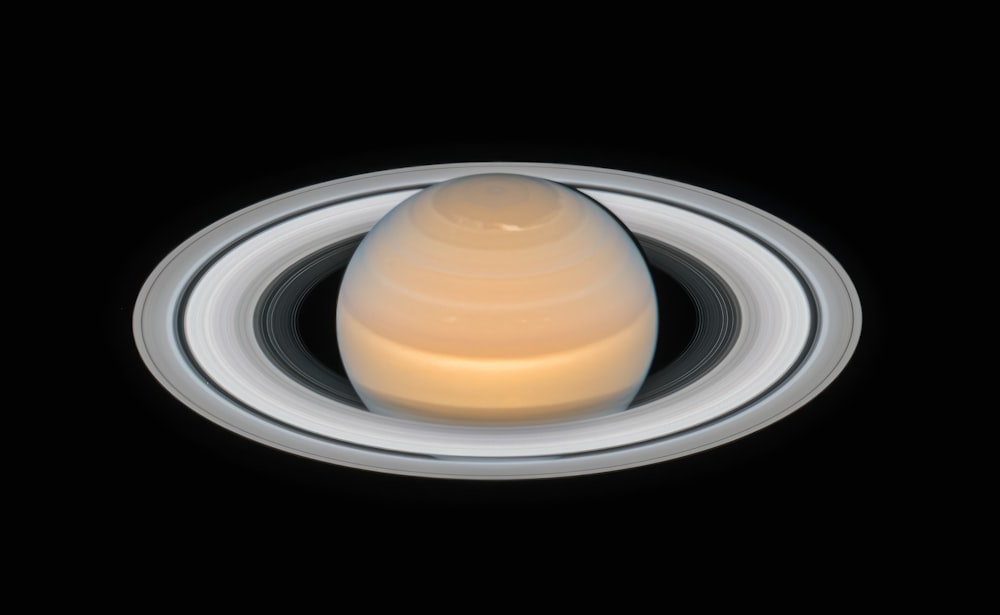 Un oggetto simile a Saturno con un anello intorno