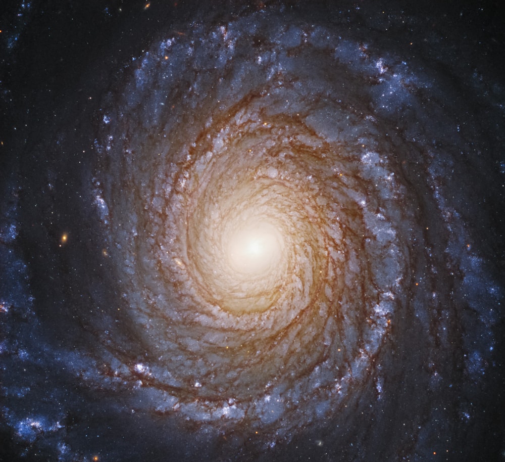 un oggetto a forma di spirale molto grande nel cielo