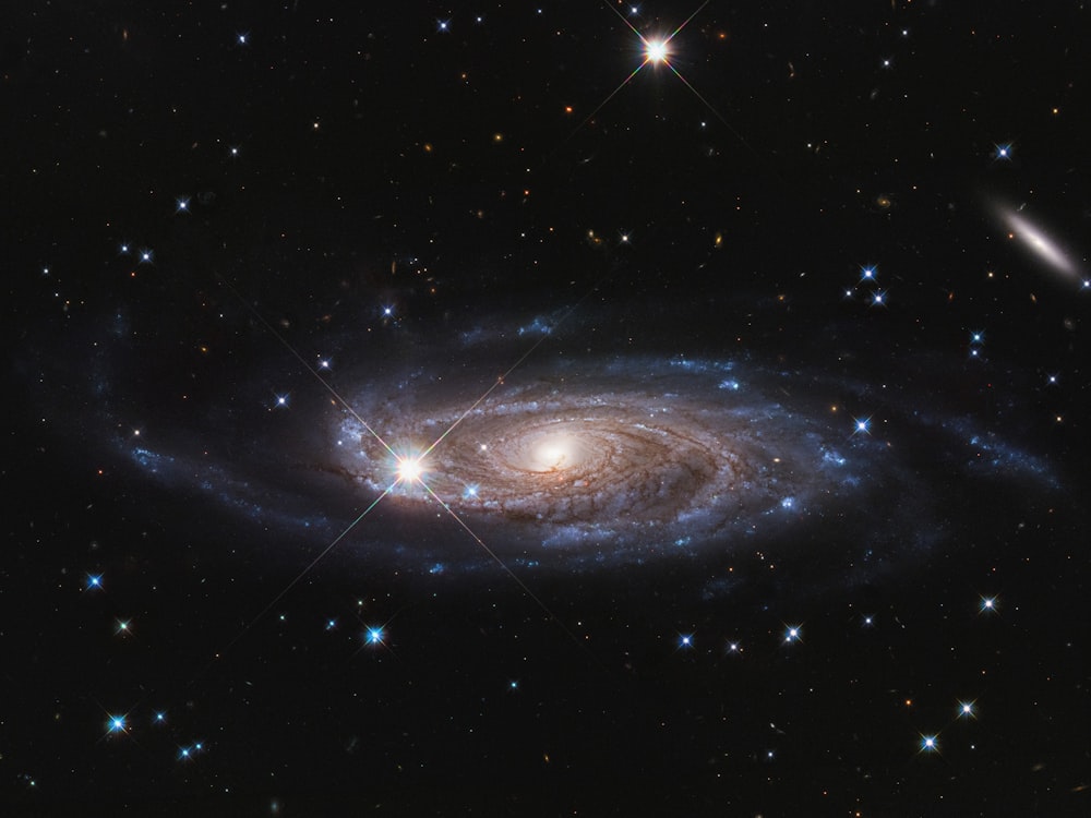 Una galaxia espiral con estrellas al fondo
