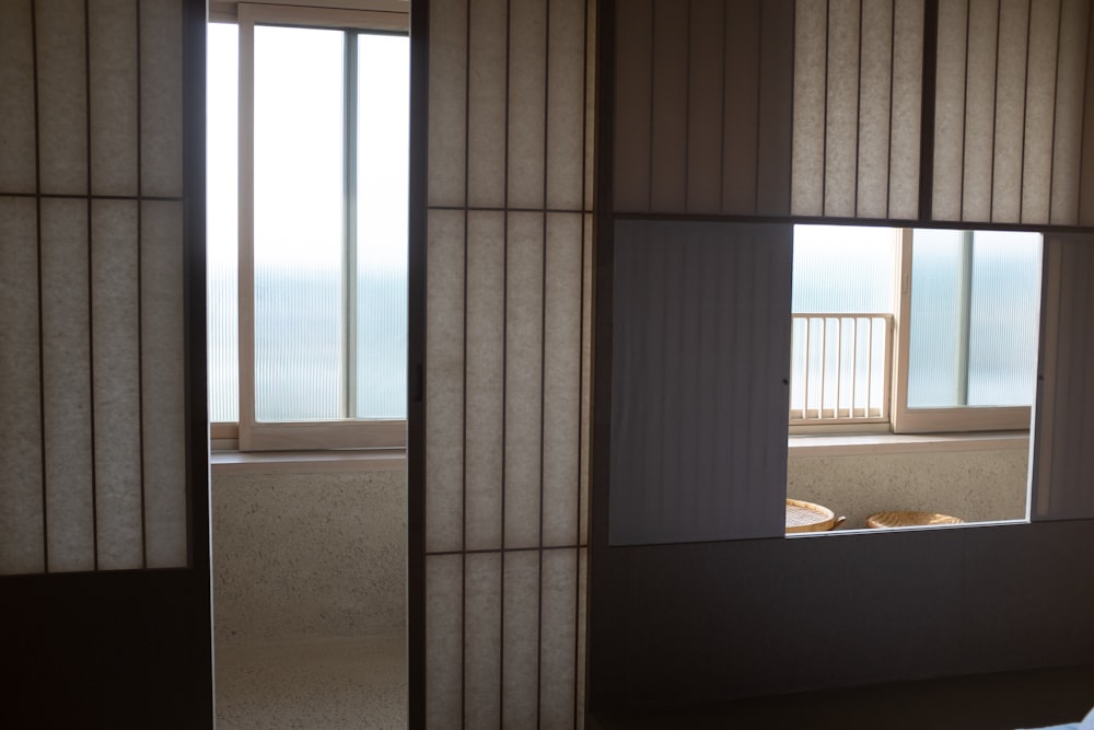 ein Zimmer mit Fenster und Blick auf das Meer