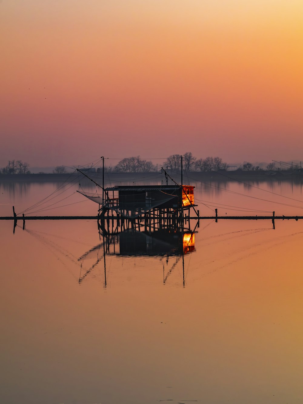 Ein Boot sitzt bei Sonnenuntergang im Wasser