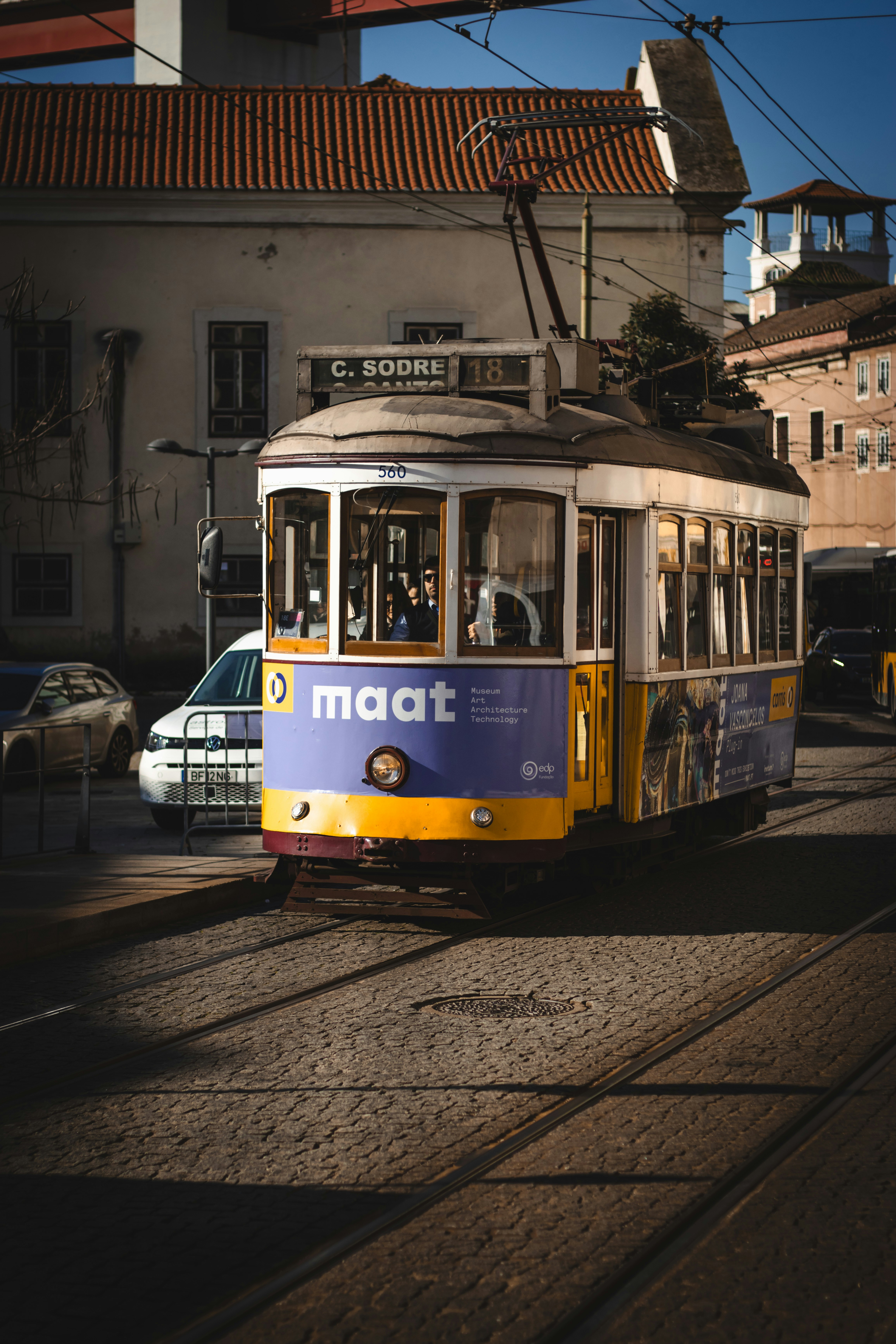 um carrinho amarelo e azul que viaja por uma rua