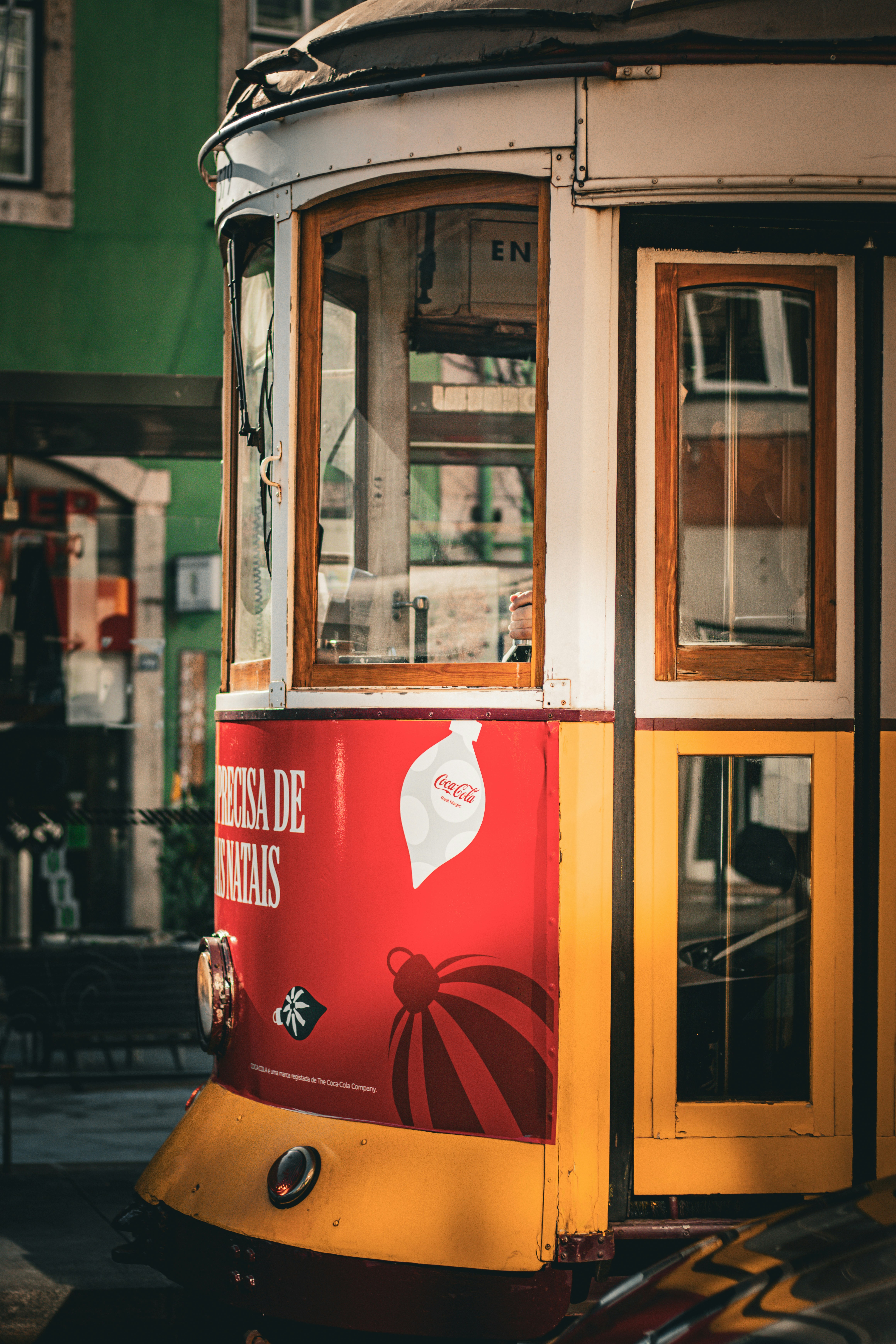 um carrinho amarelo e vermelho em uma rua da cidade