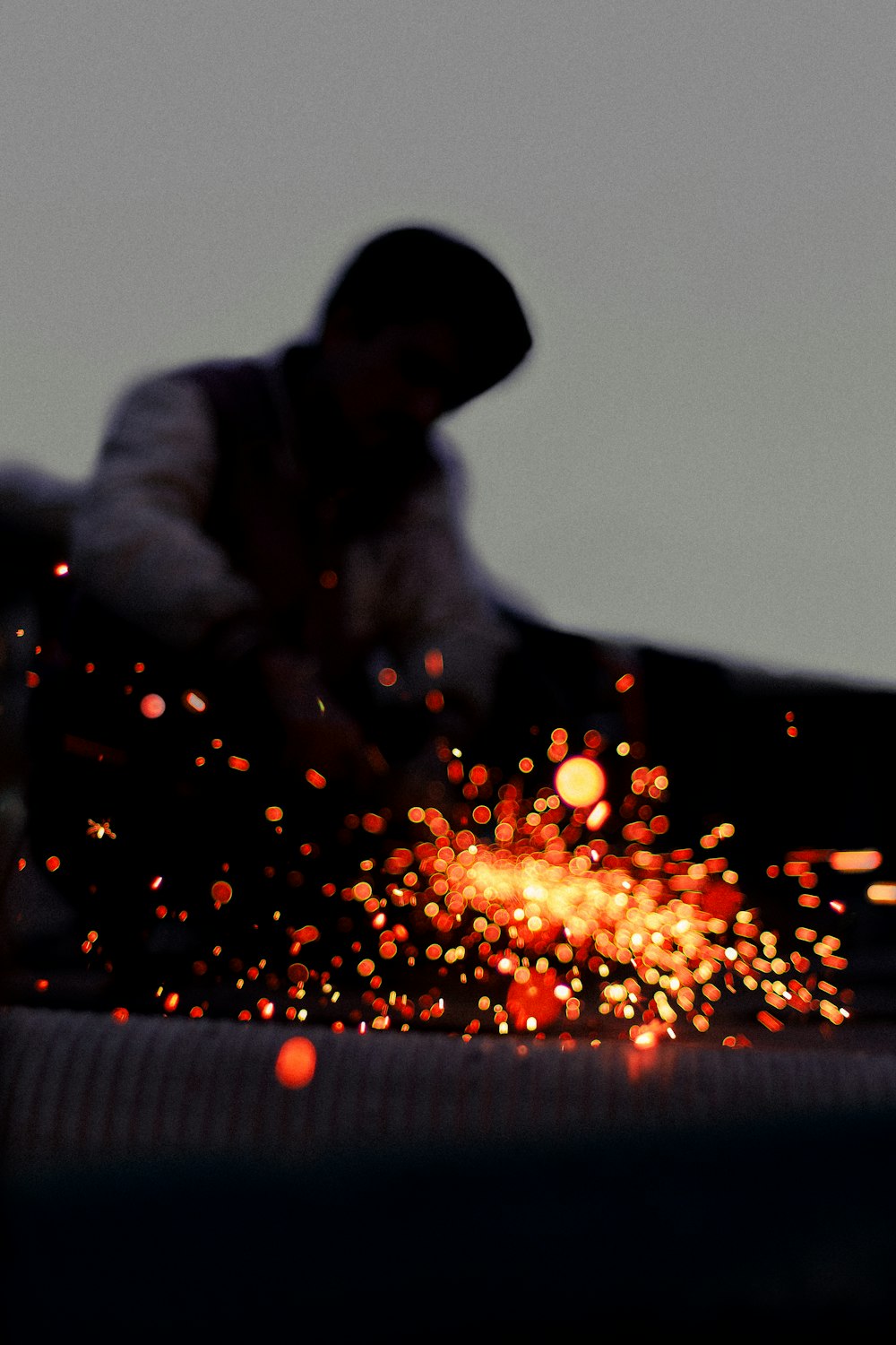 Un hombre trabajando en una pieza de metal
