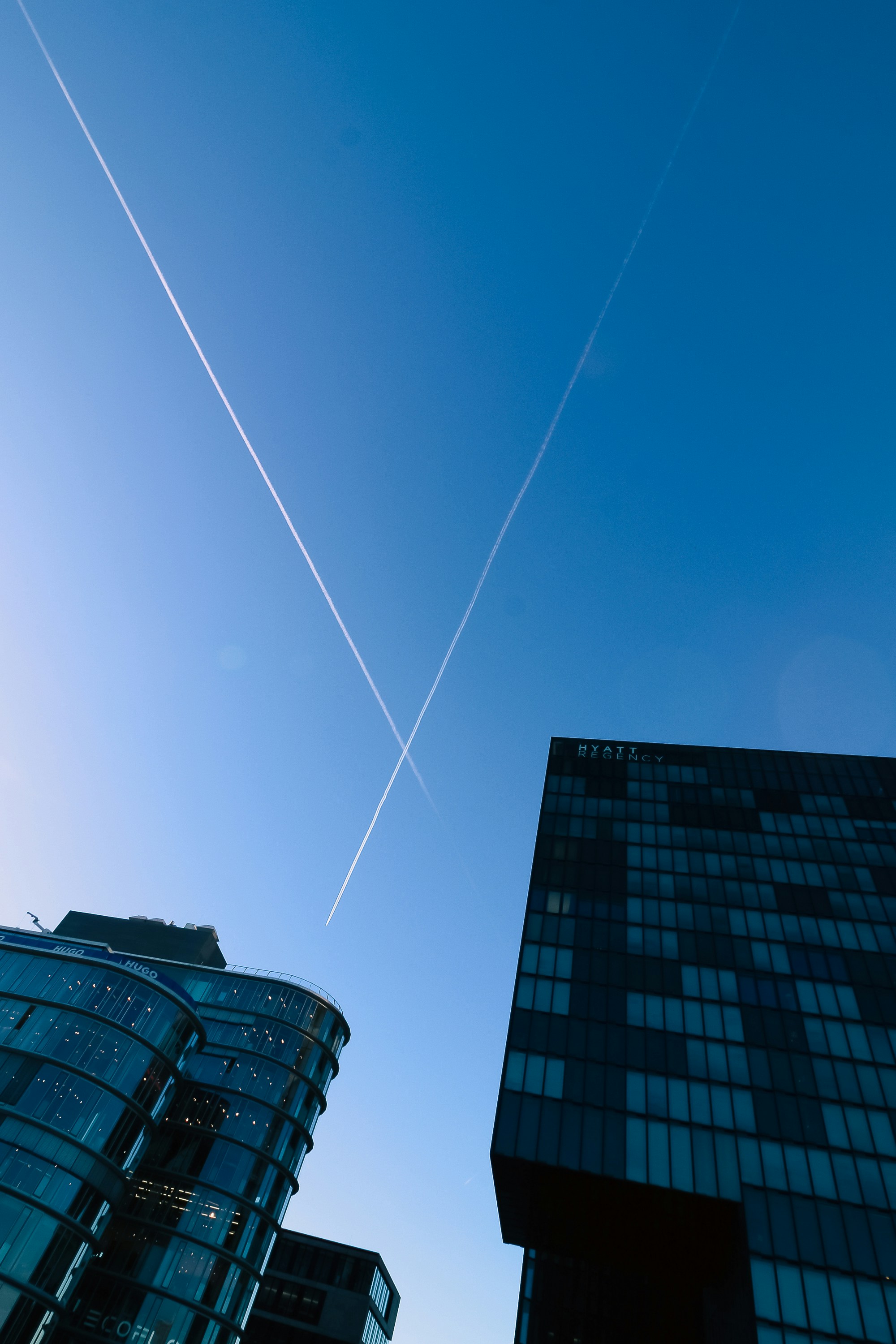 Ein Flugzeug fliegt am Himmel über einigen Gebäuden