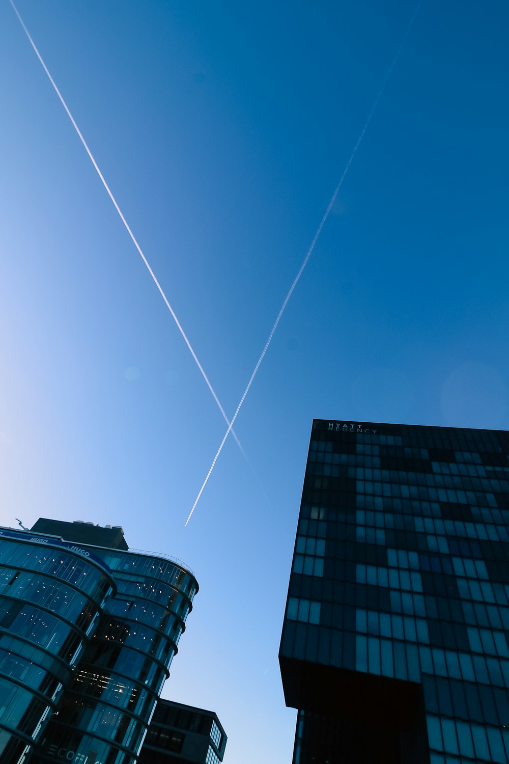 an airplane is flying in the sky over some buildings