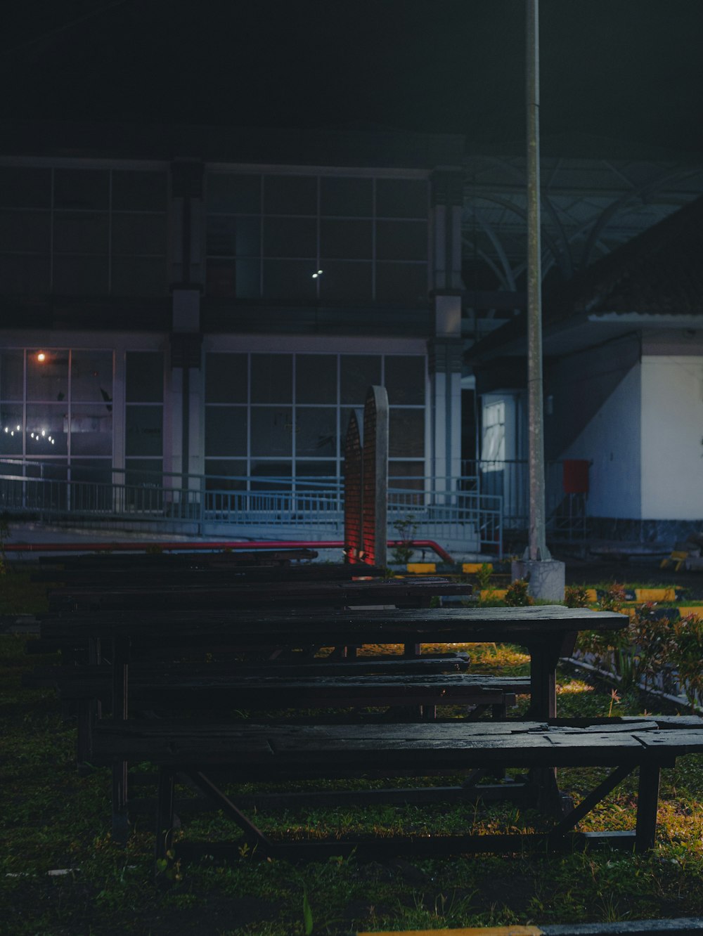 a row of benches sitting in front of a building