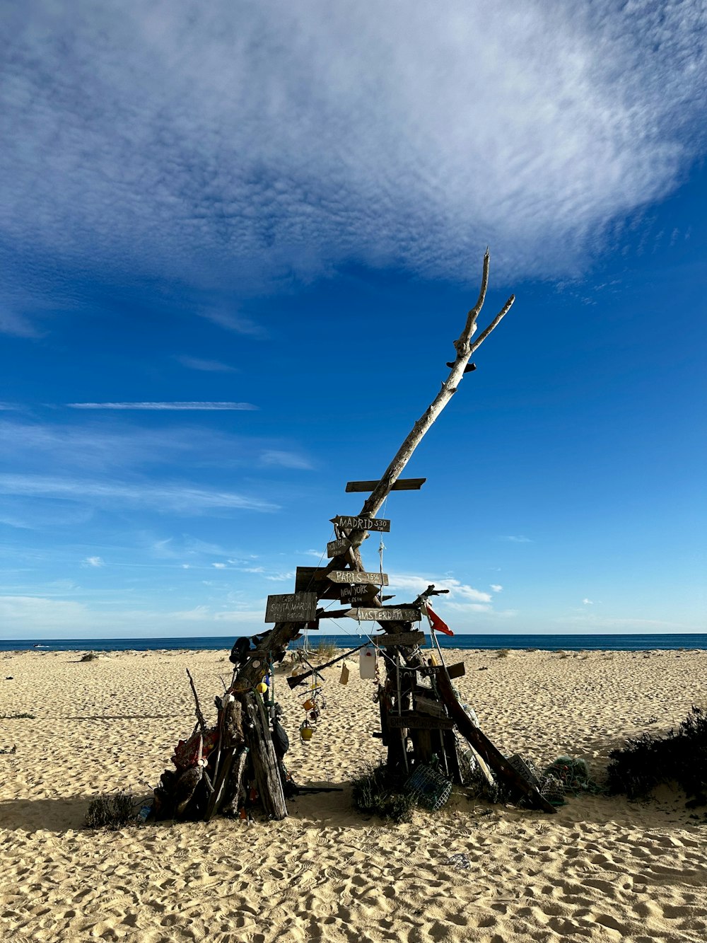 eine Holzkonstruktion, die auf einem Sandstrand sitzt