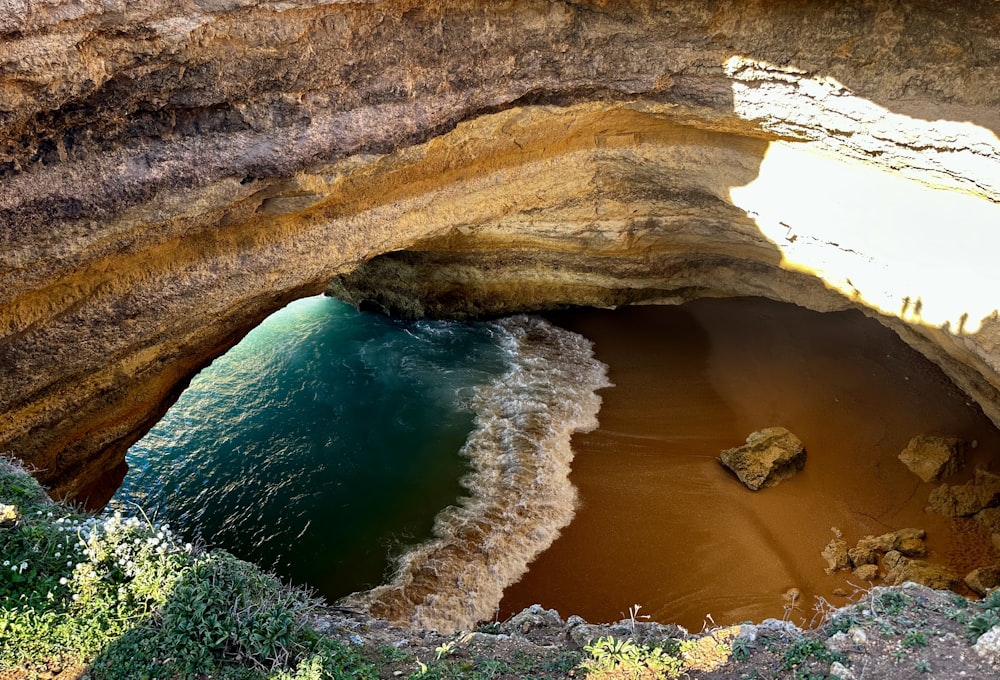 una cueva con un cuerpo de agua en su interior