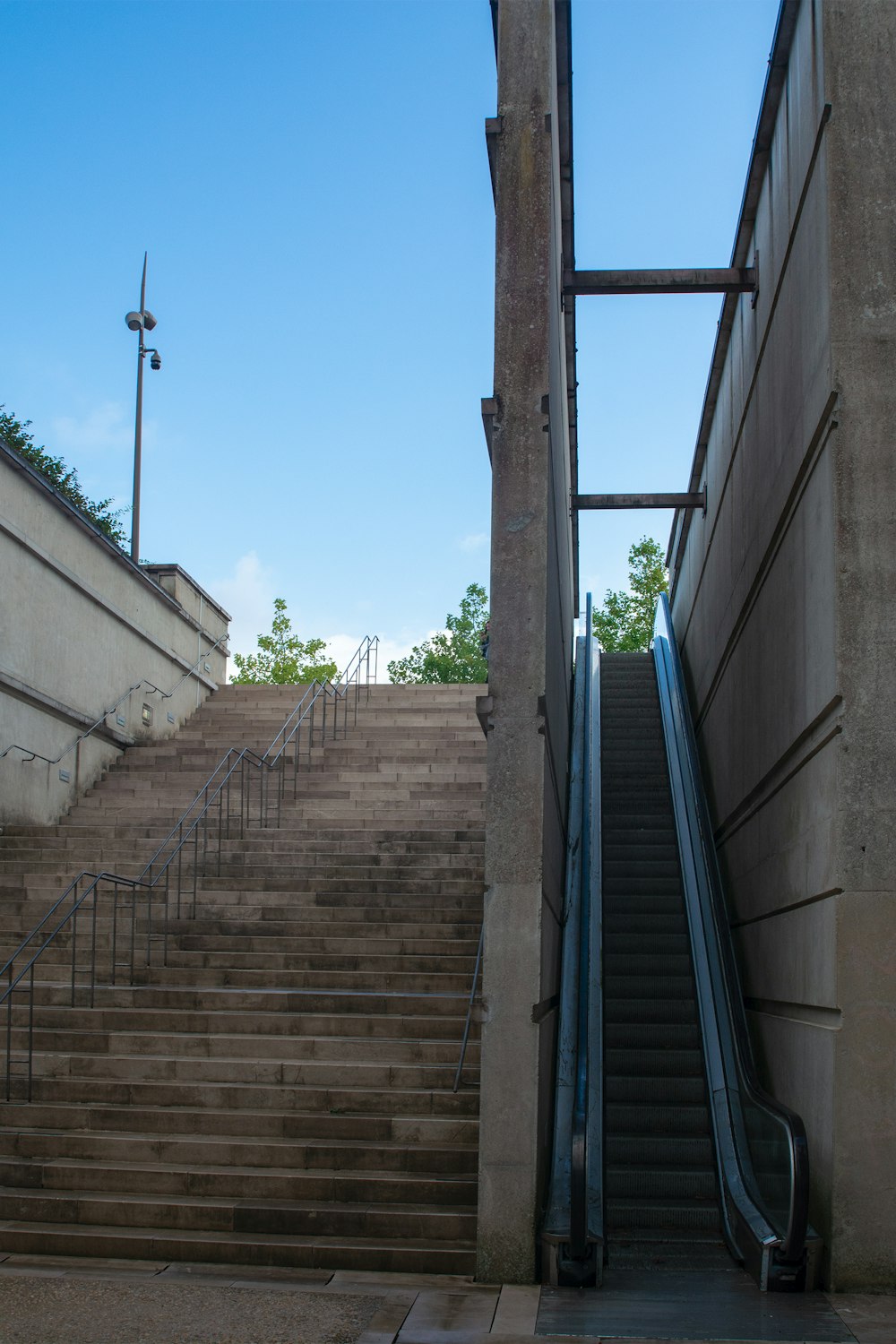 Un conjunto de escaleras que conducen a un edificio