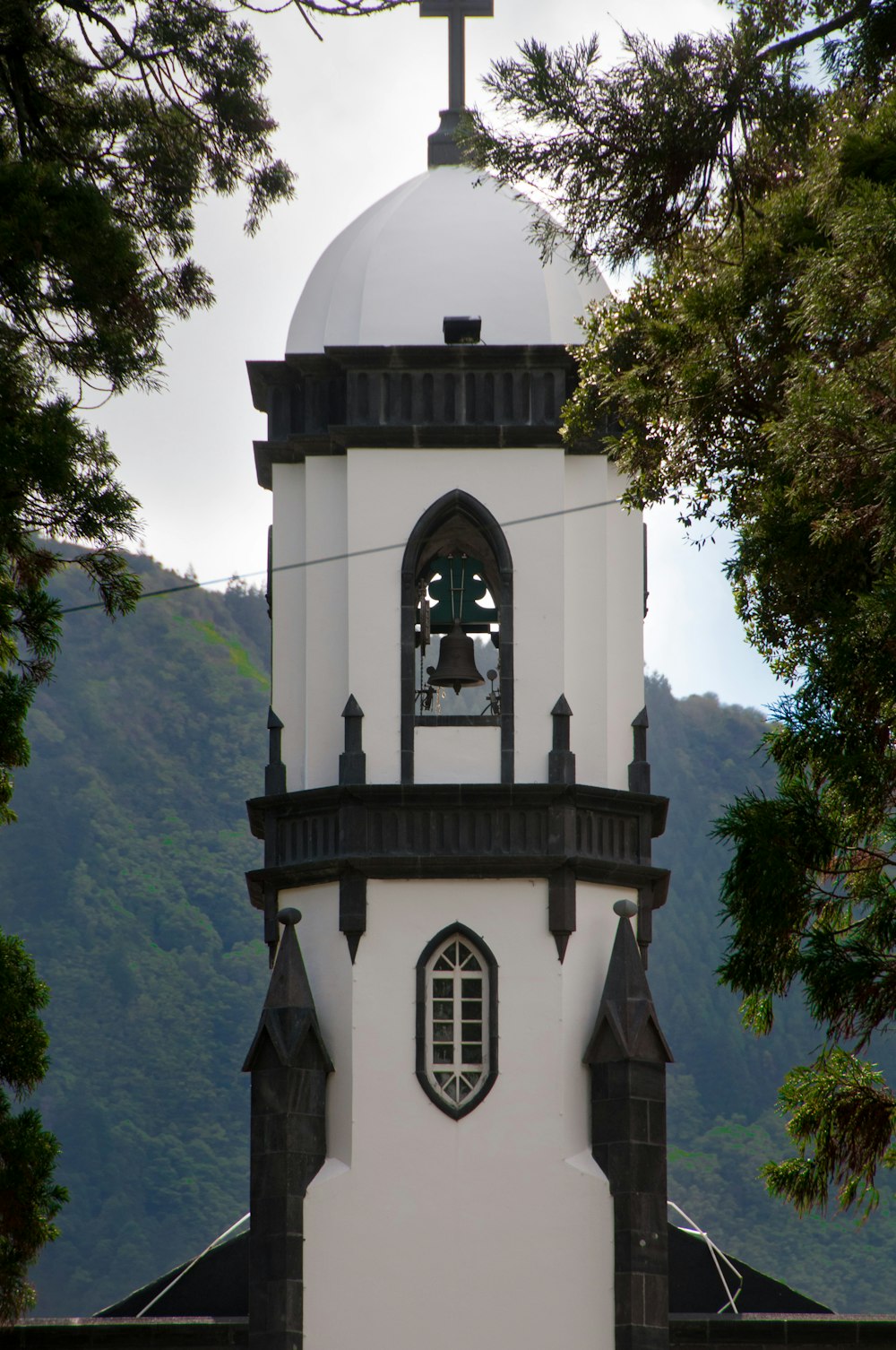 ein weiß-schwarzer Turm mit einer Uhr darauf