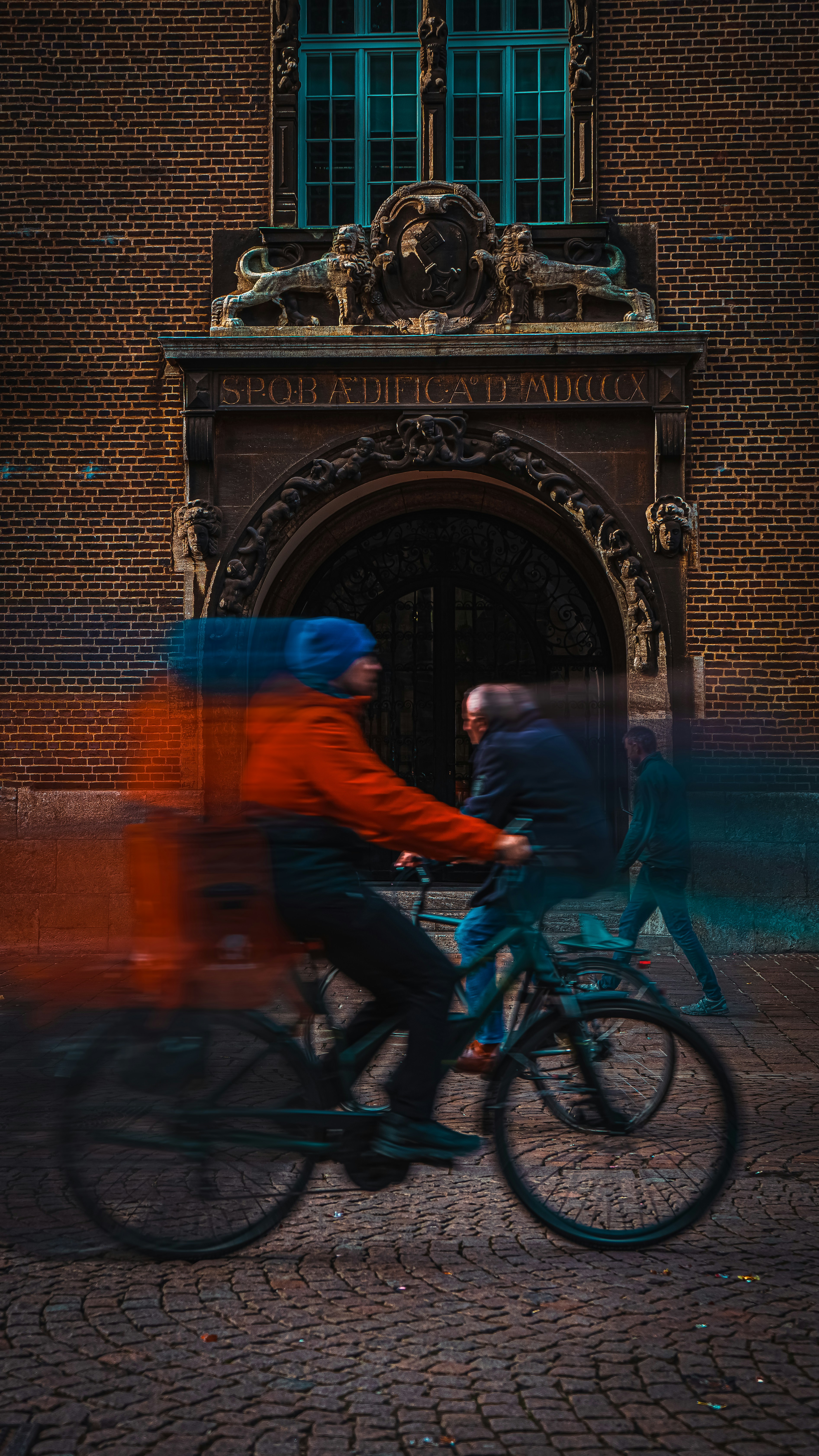 ein paar Leute, die mit dem Fahrrad eine Straße entlang fahren