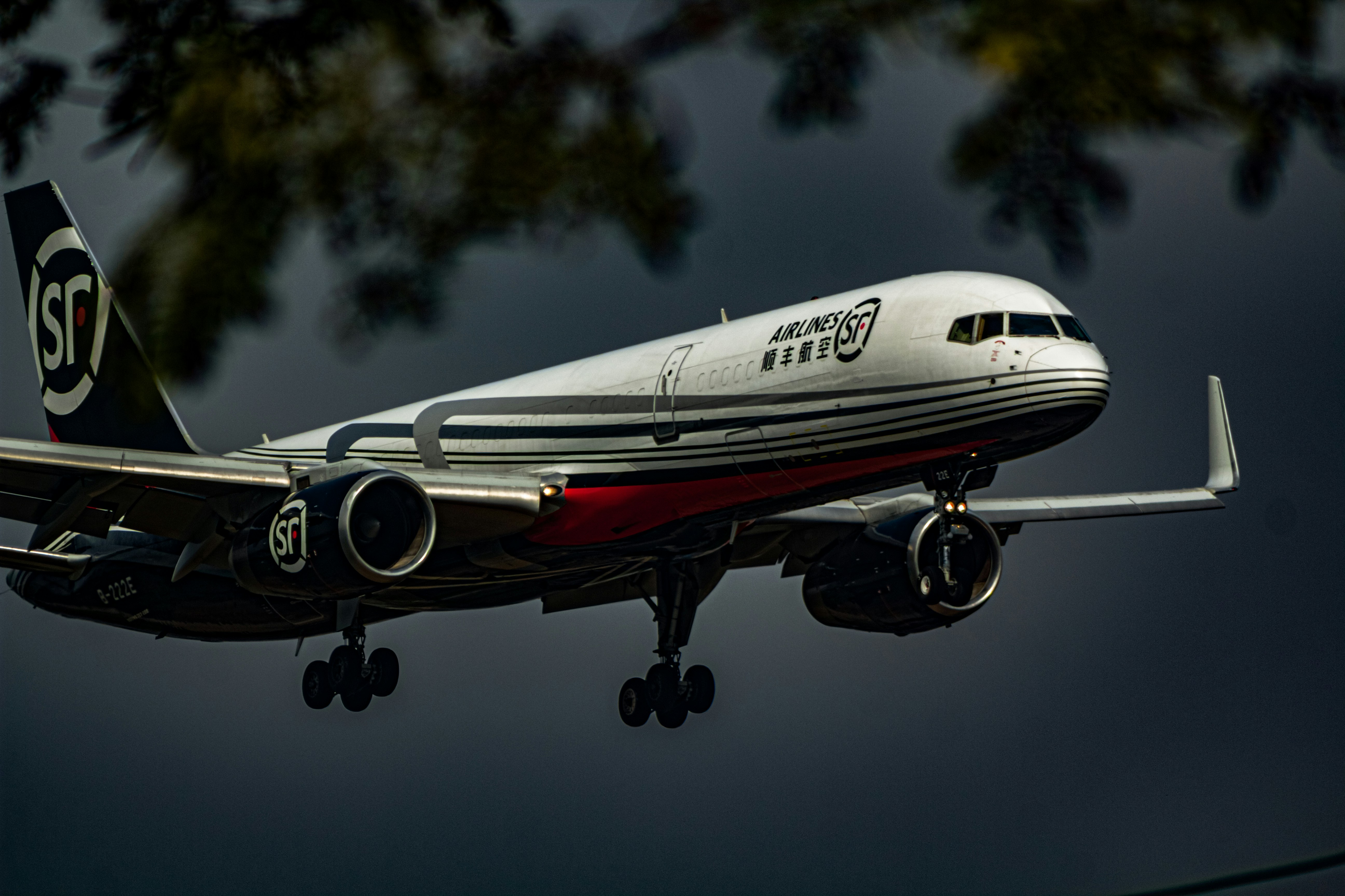 ShunFeng(SF) Airlines B757 on final approach in VGHS.