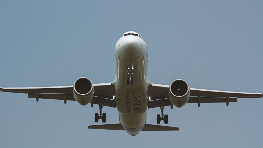 ein großes Düsenflugzeug, das durch einen blauen Himmel fliegt