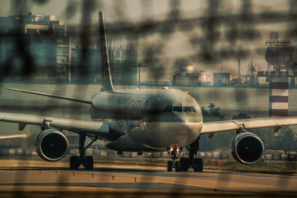 공항 활주로 위에 앉아 있는 대형 제트 여객기