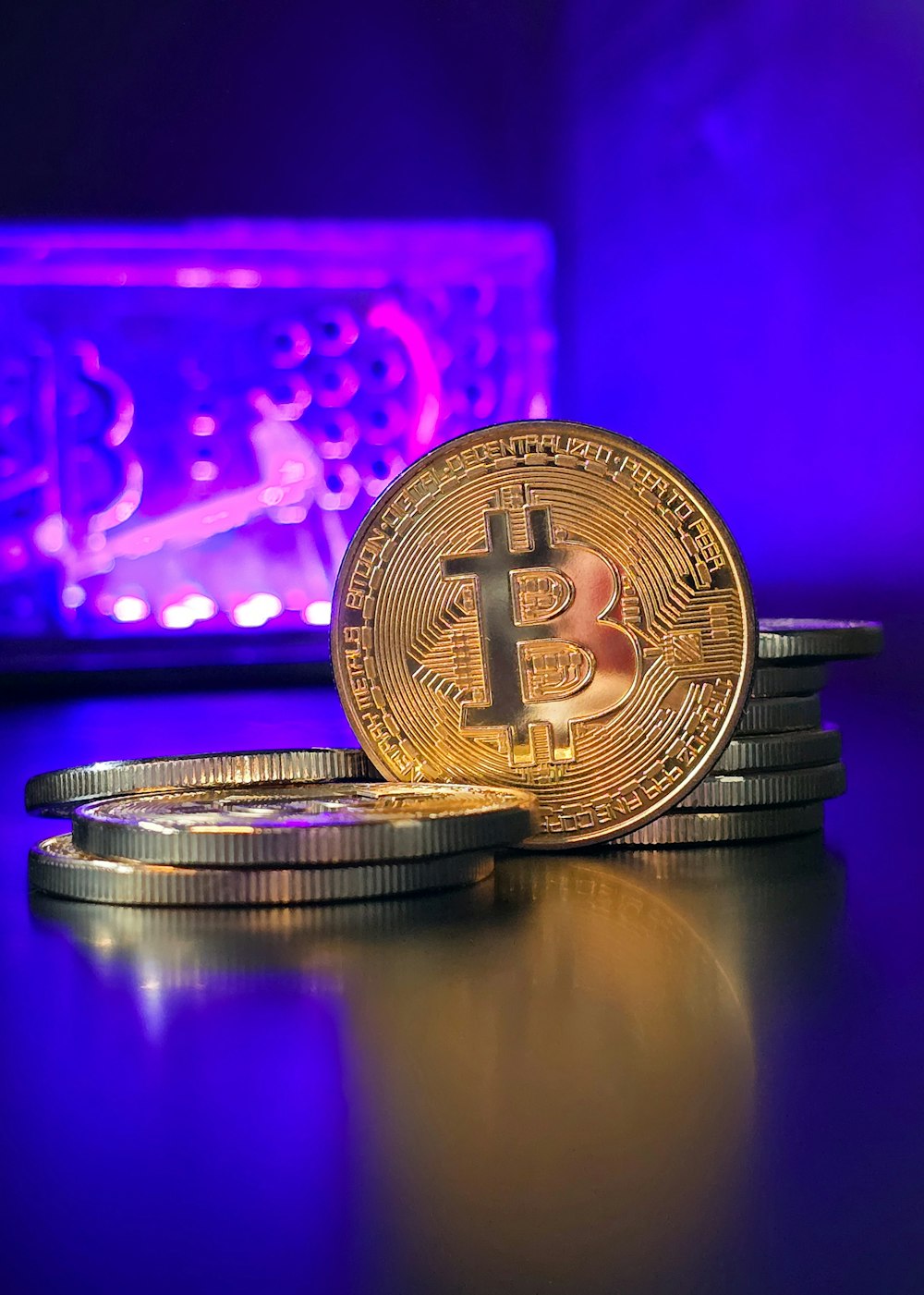 Ein Stapel goldener Bitcoins, die auf einem Tisch liegen
