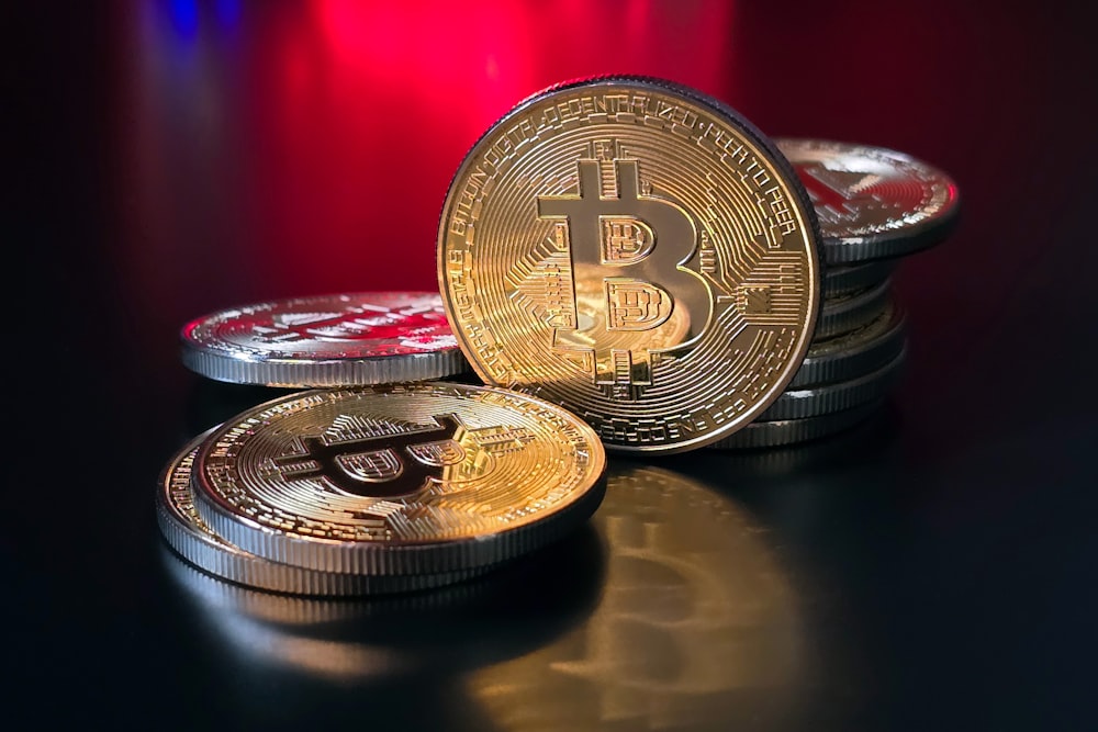 Ein Haufen Bitcoins, der auf einem Tisch liegt