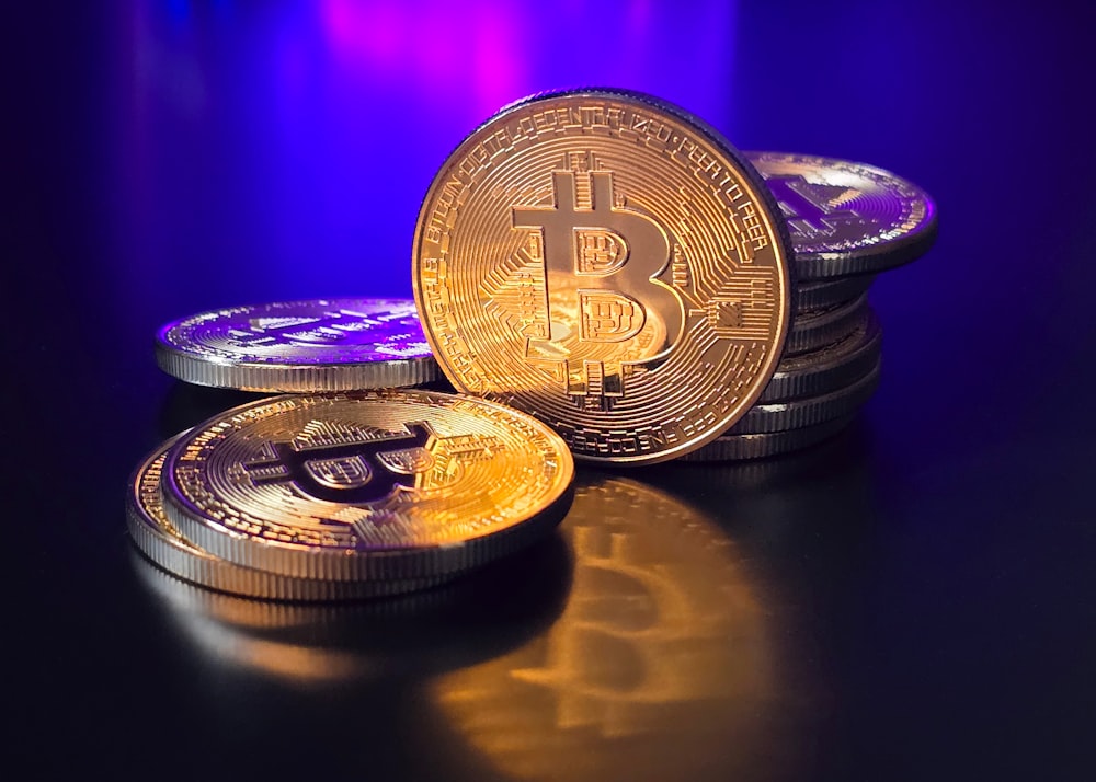 Una pila di bitcoin seduti sopra un tavolo