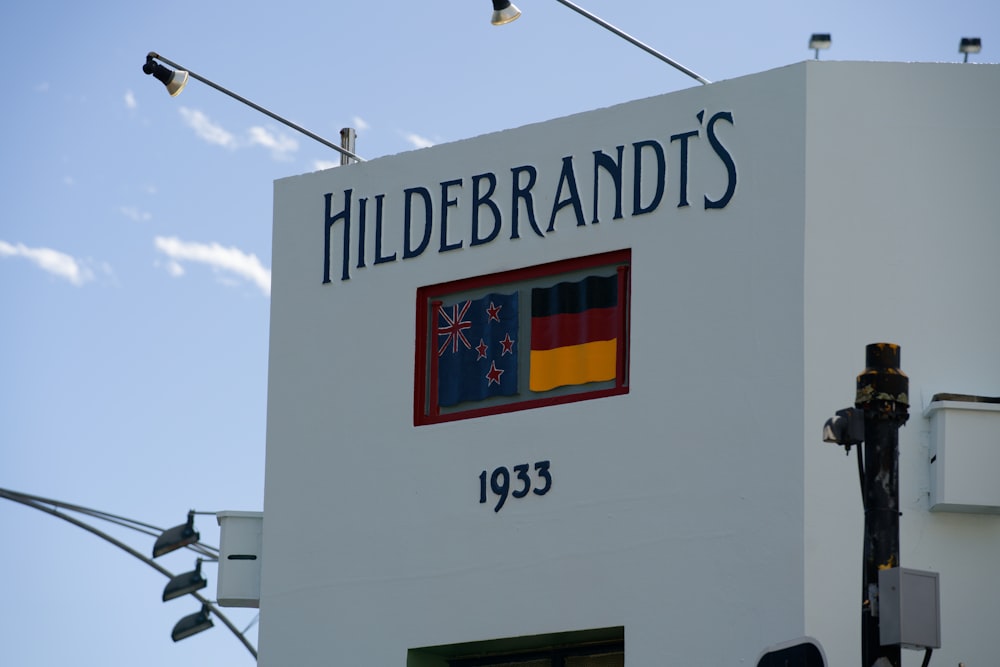 Un edificio blanco con un letrero que dice Hillebrand's