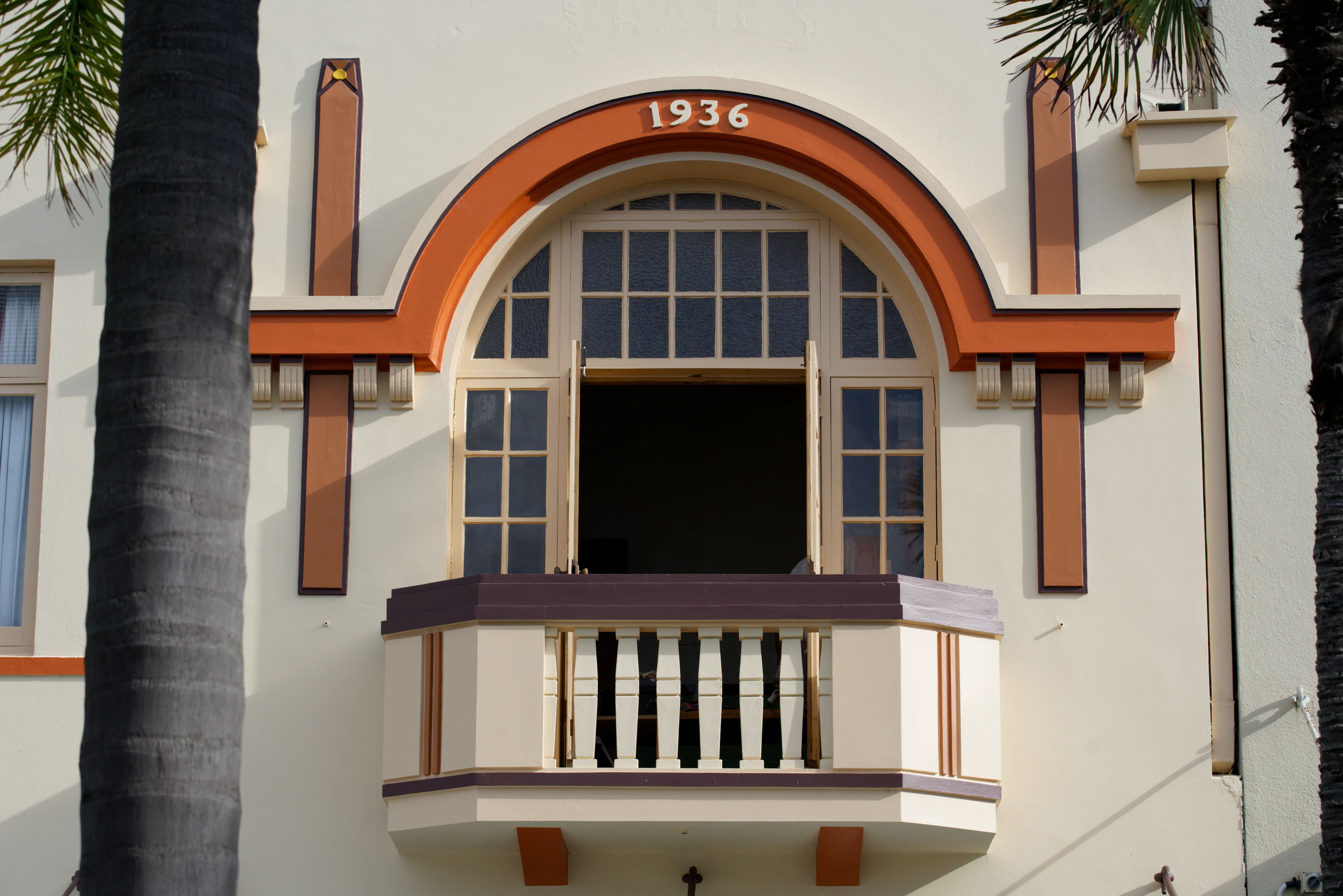 An Art Deco facade dated 1936, with a balcony, in Napier