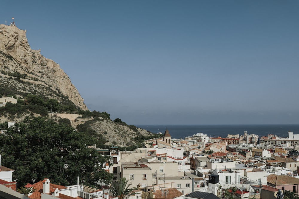 Blick auf eine Stadt mit einem Berg im Hintergrund