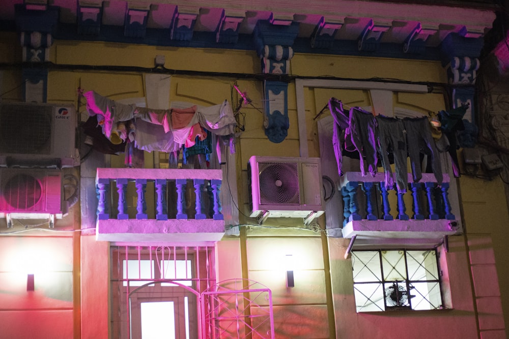 un bâtiment qui a des lumières dessus