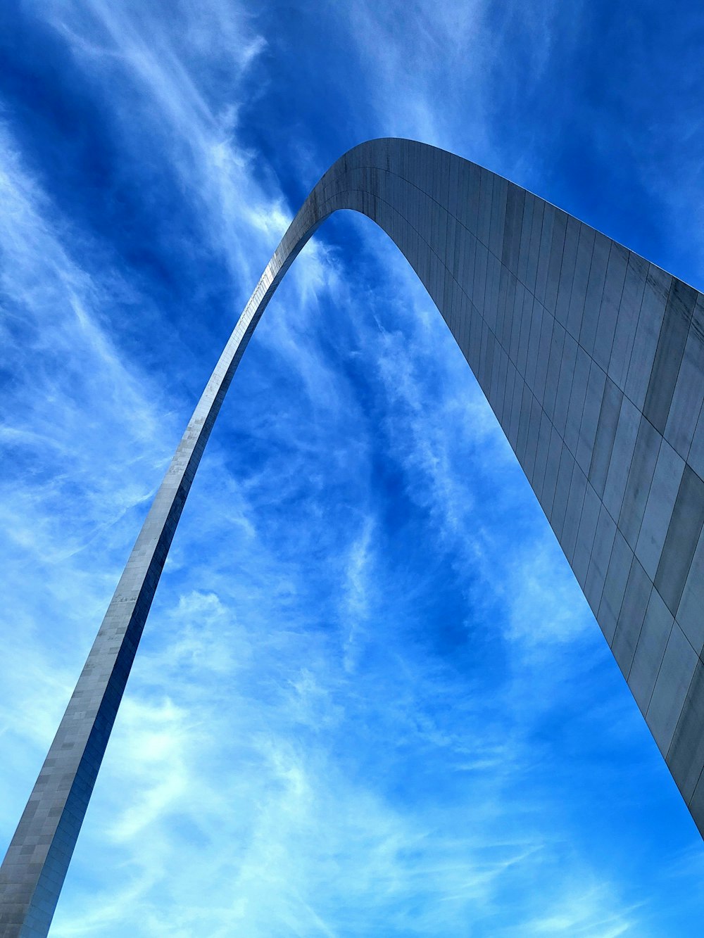 a very tall monument with a sky background
