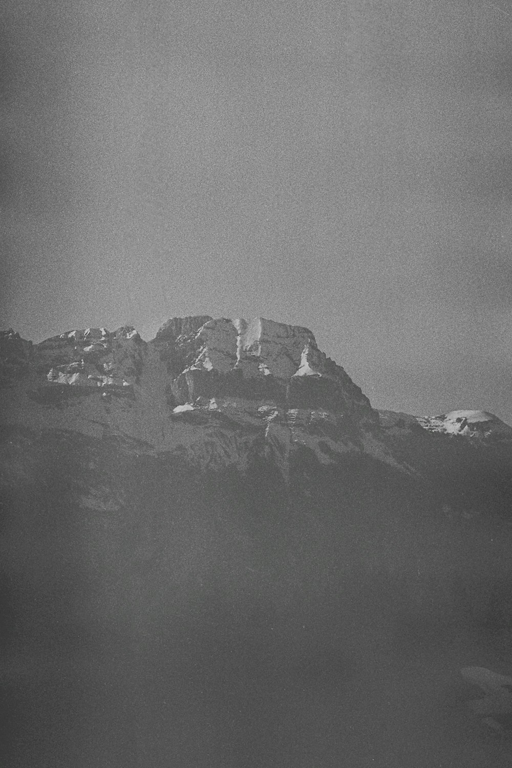 una foto in bianco e nero di una montagna