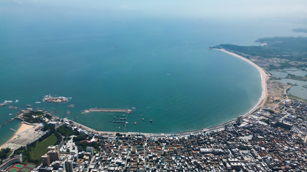 uma vista aérea de uma cidade ao lado de um corpo de água