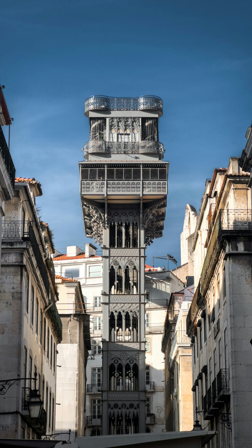 une haute tour surmontée d’une horloge